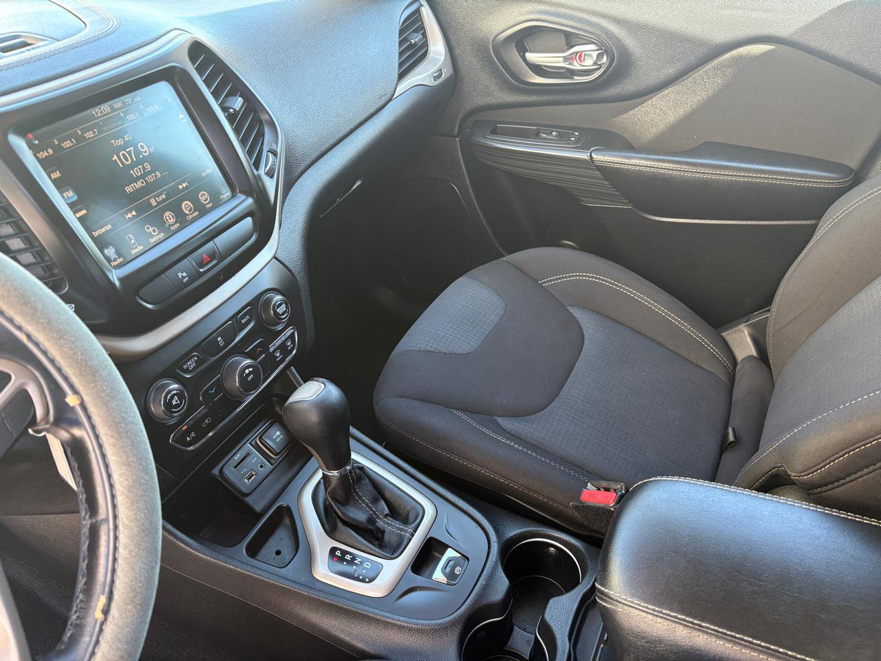 Used 2016 Jeep Cherokee Latitude image 9