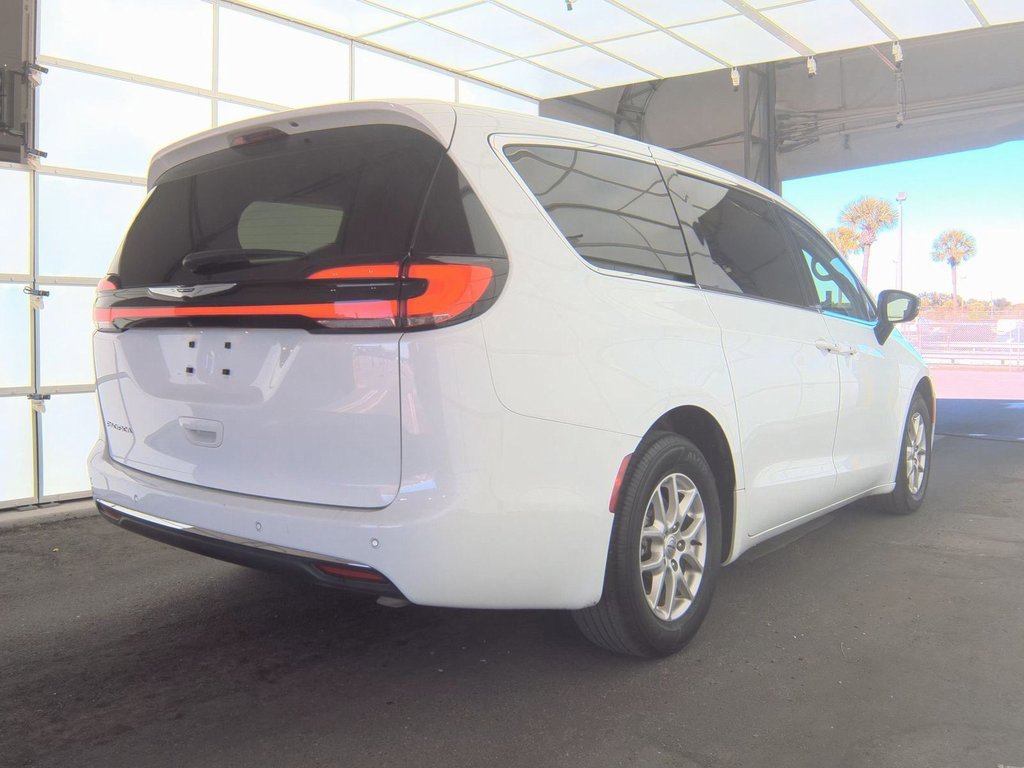 Used 2024 Chrysler Pacifica Touring-L image 53