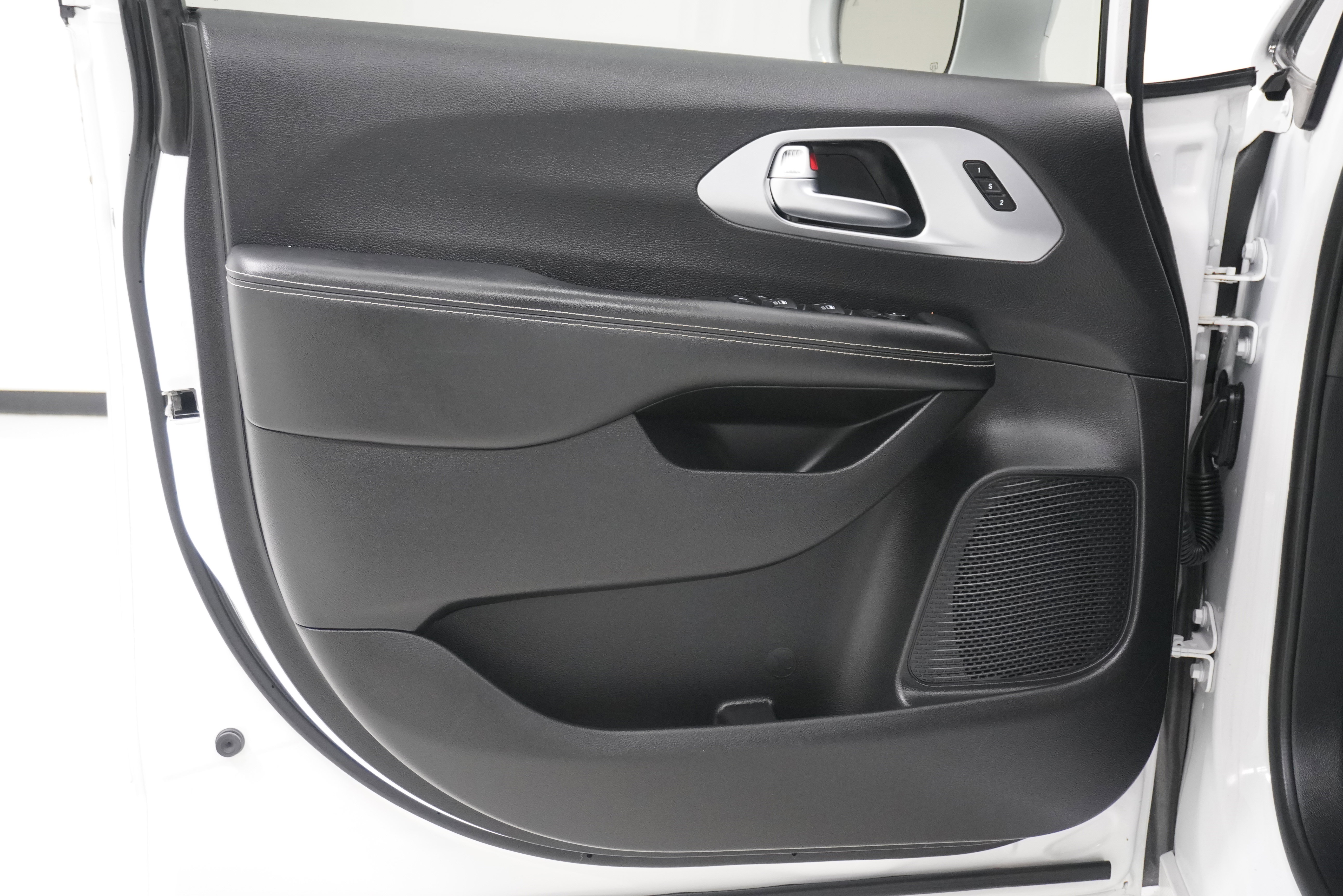 Used 2020 Chrysler Pacifica Touring-L Plus image 16