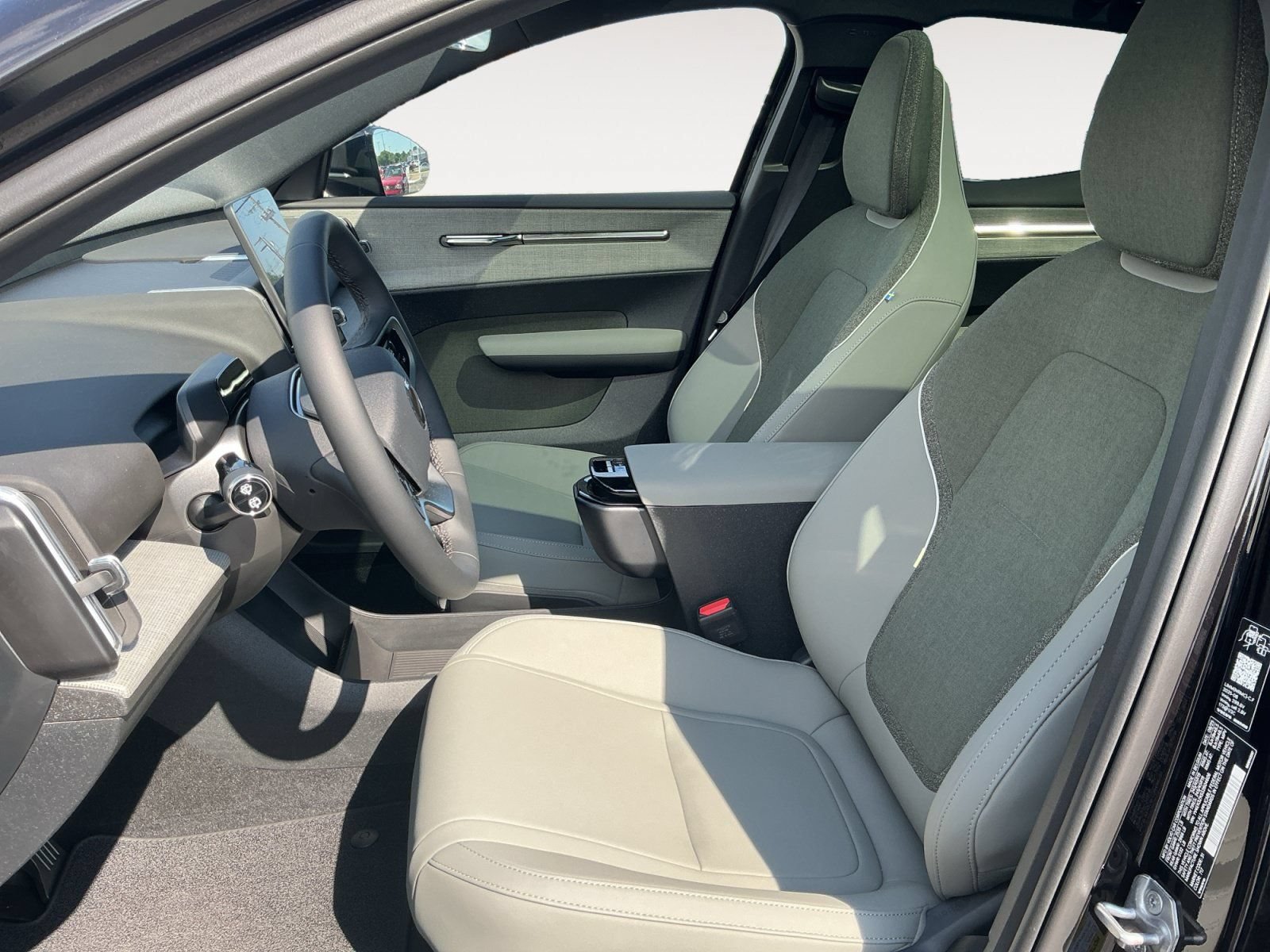 New 2025 Volvo EX30 Plus w/ Protection Package Premier AWD/4WD image 9