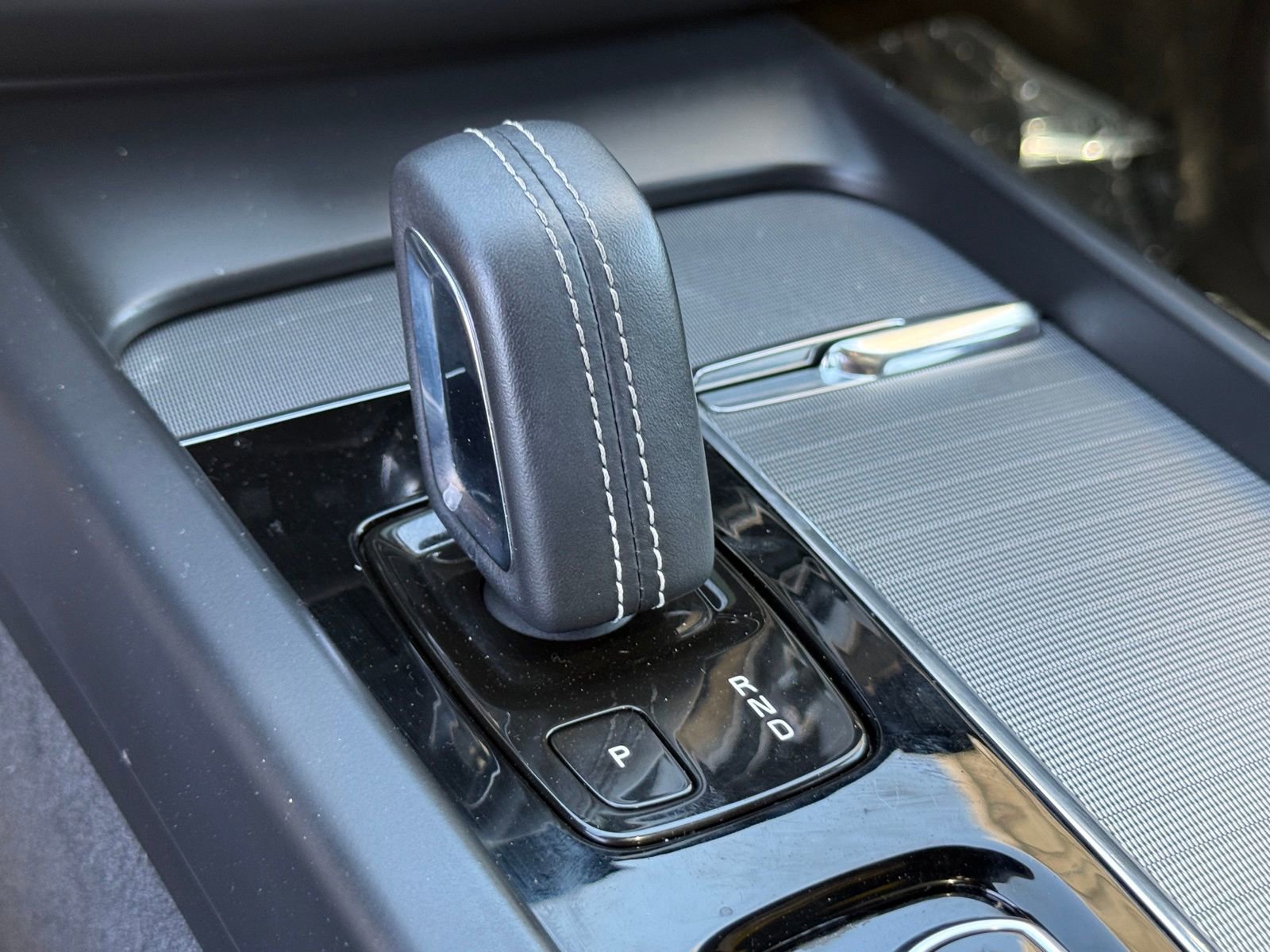 Used 2022 Volvo XC60 T8 R-Design w/ Advanced Package image 33