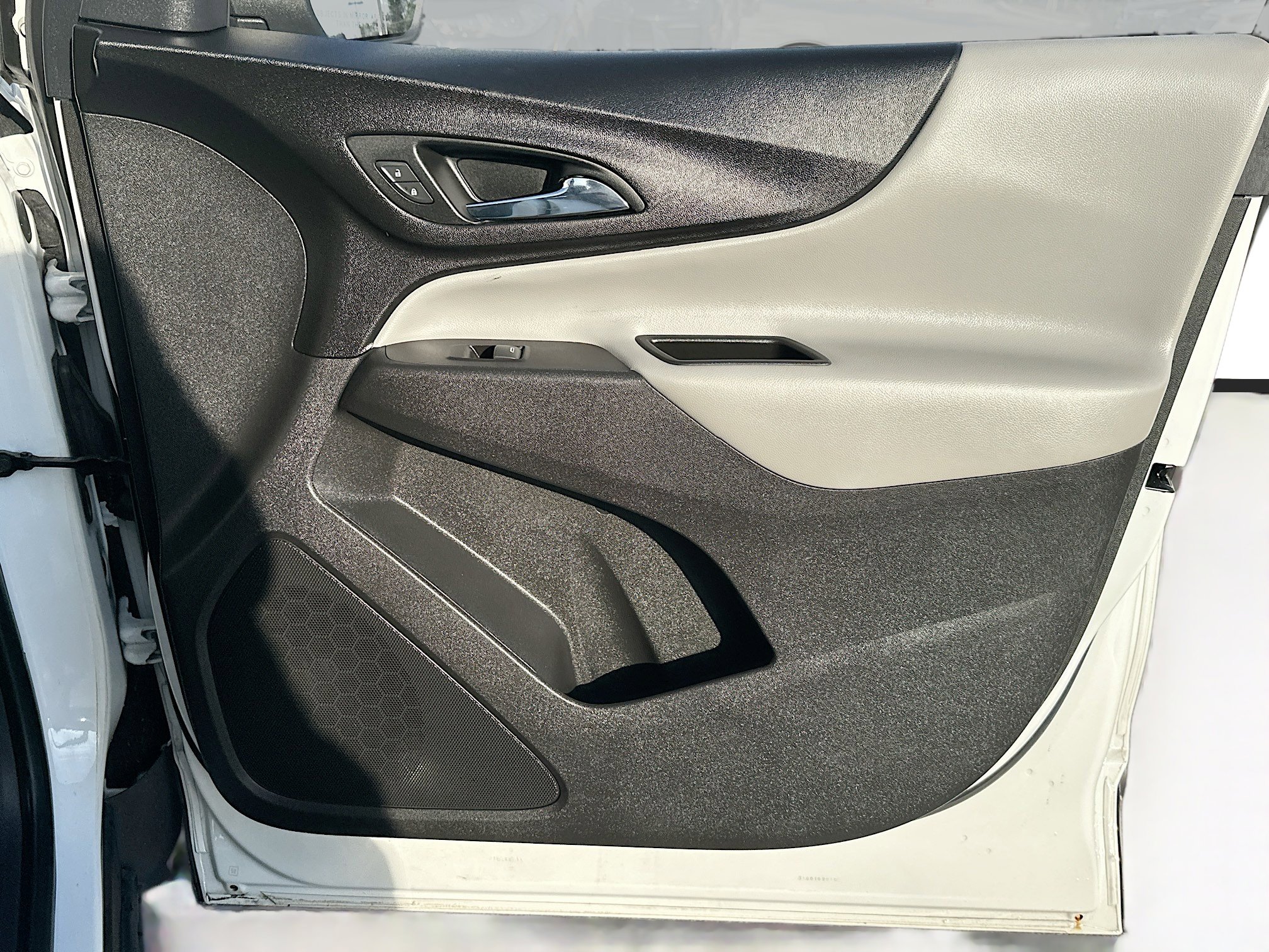 Used 2020 Chevrolet Equinox LS image 32