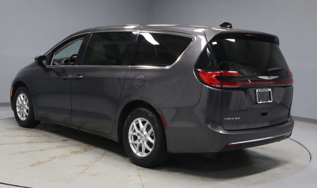 Used 2023 Chrysler Pacifica Touring-L FWD image 8