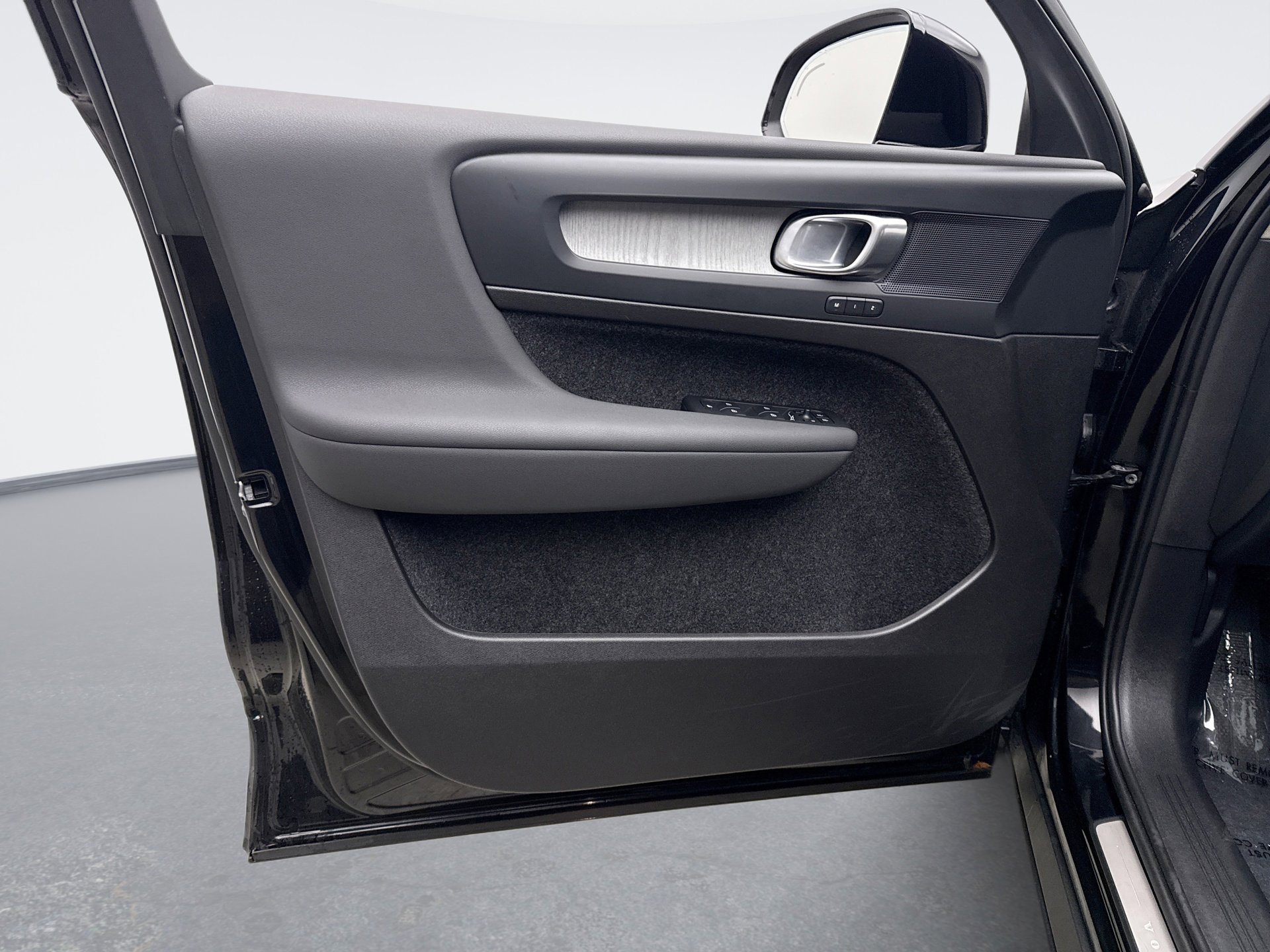 Used 2025 Volvo XC40 B5 Plus image 9