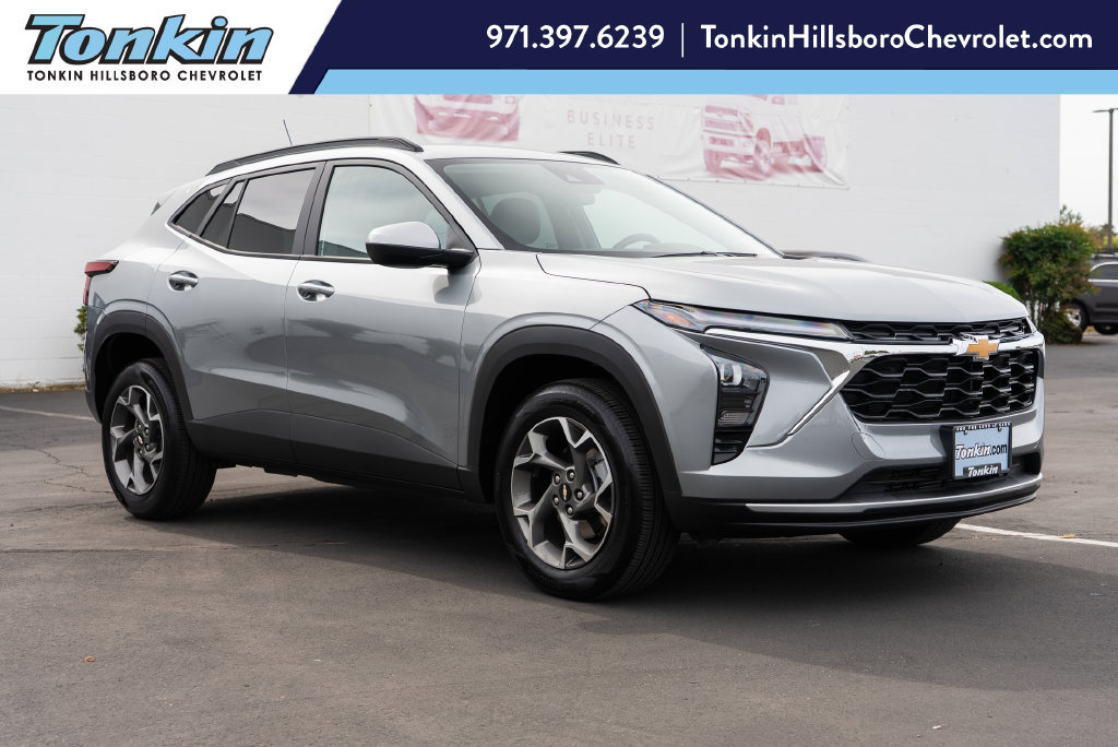 Used 2025 Chevrolet Trax LT FWD image 1