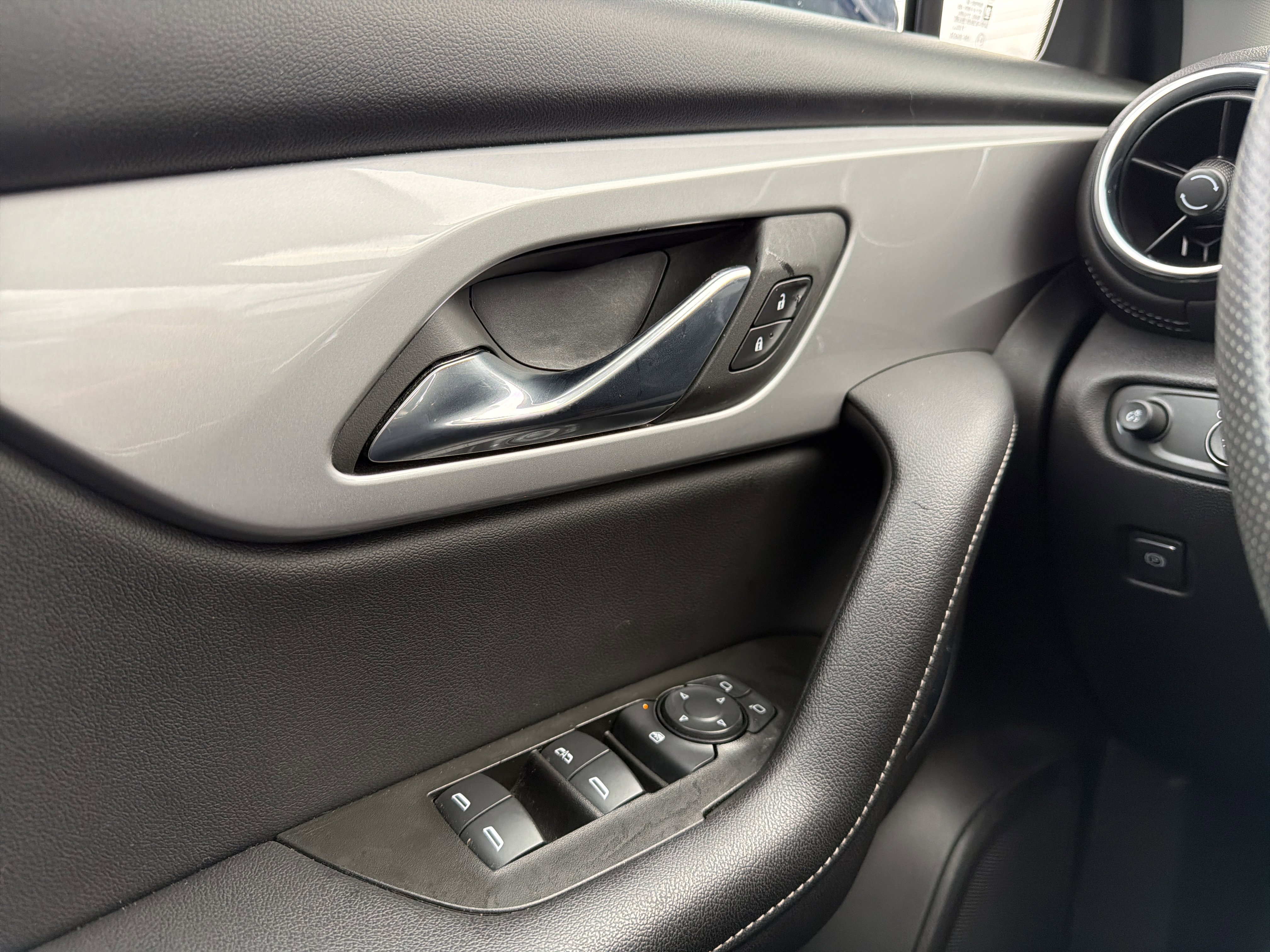 Used 2023 Chevrolet Blazer LT image 24