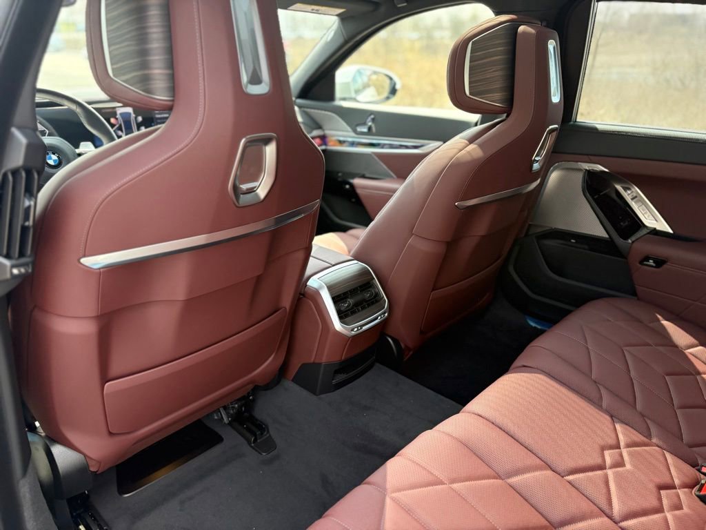 Certified 2025 BMW 760i xDrive w/ Executive Package image 19