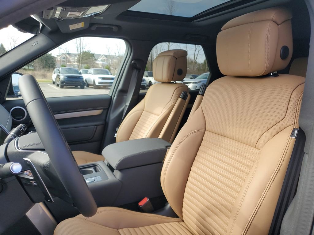 Used 2025 Land Rover Discovery Dynamic SE AWD/4WD image 11