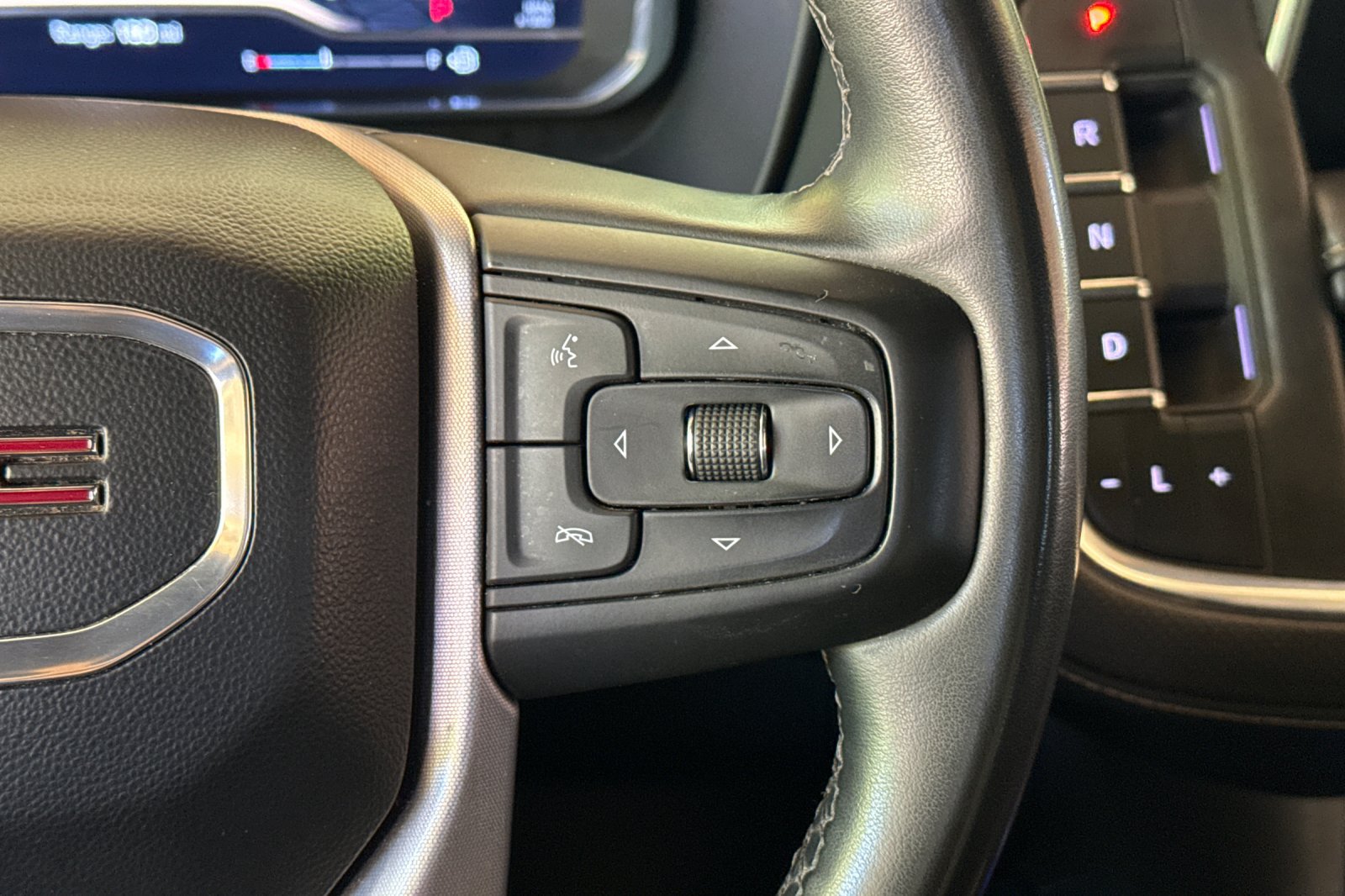 Used 2023 GMC Yukon XL SLT AWD/4WD image 32