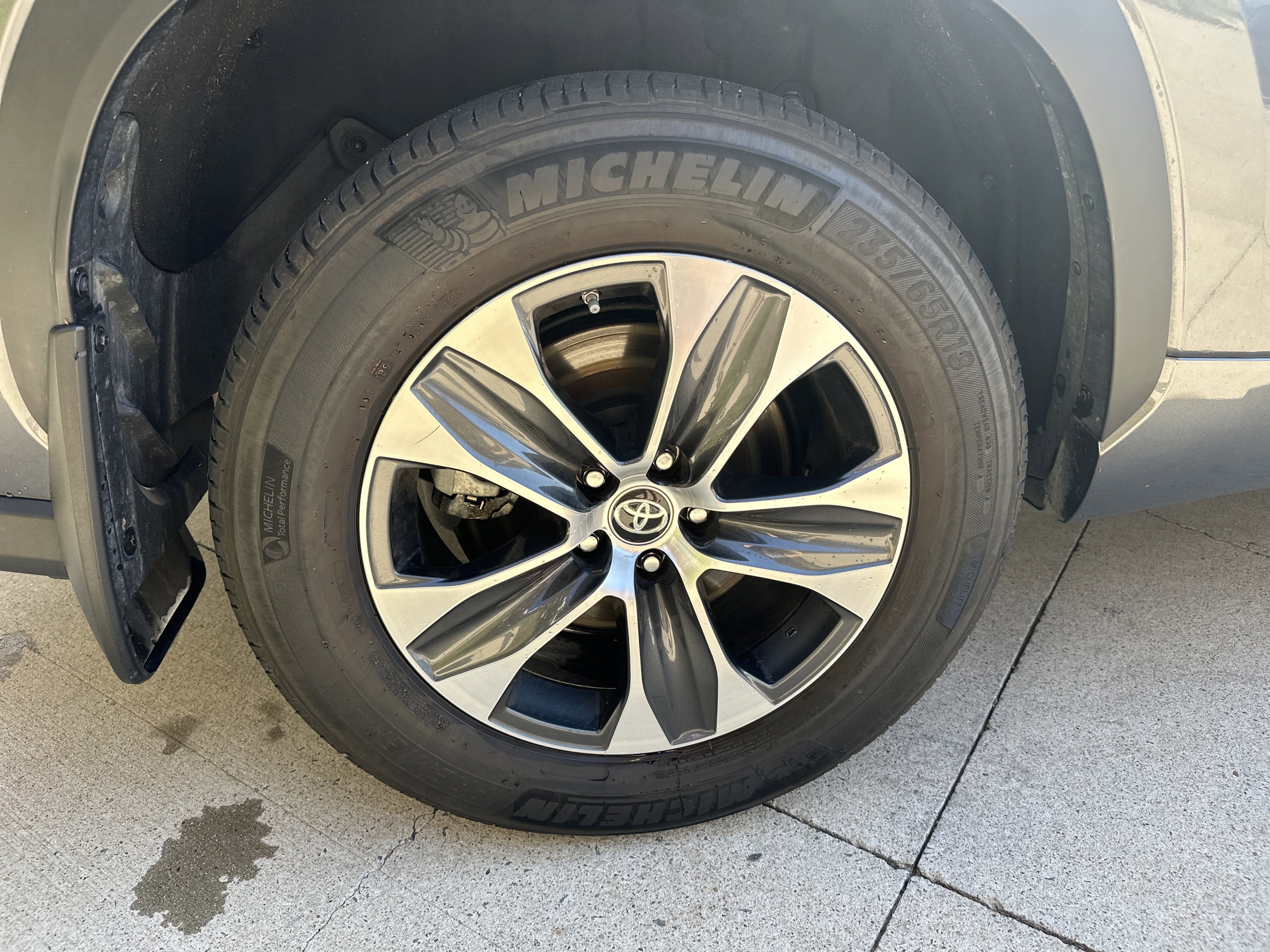 Used 2023 Toyota Highlander XLE AWD/4WD image 35