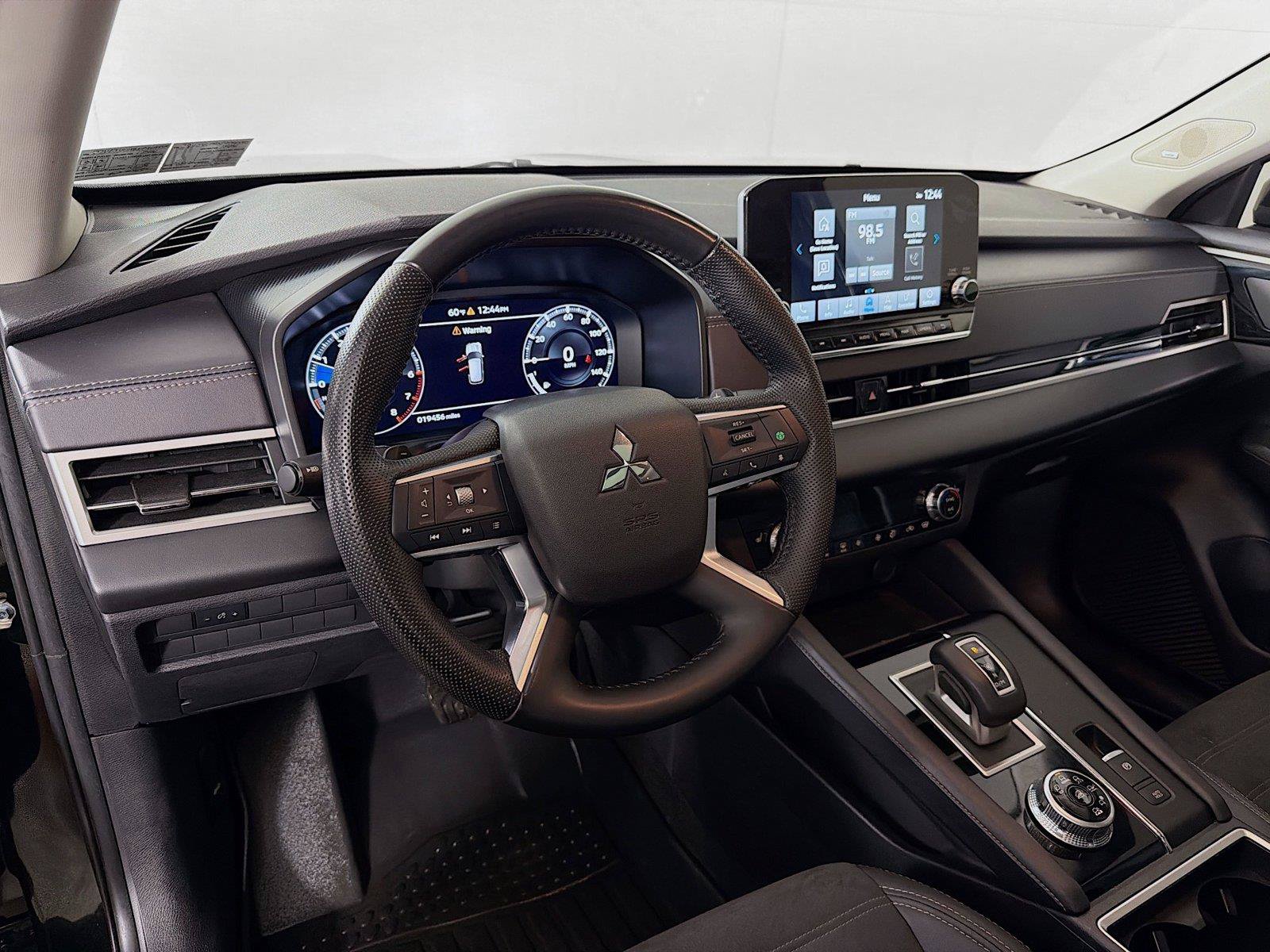 Used 2023 Mitsubishi Outlander SE AWD/4WD image 16