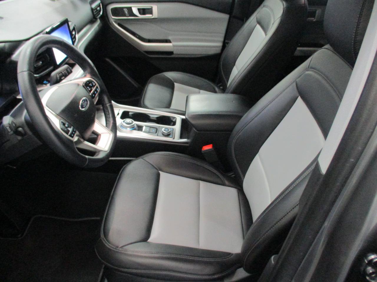 Used 2023 Ford Explorer XLT w/ Equipment Group 202A image 9