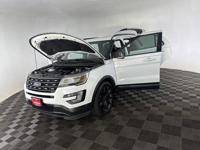 Used 2017 Ford Explorer XLT w/ Equipment Group 202A AWD/4WD image 10