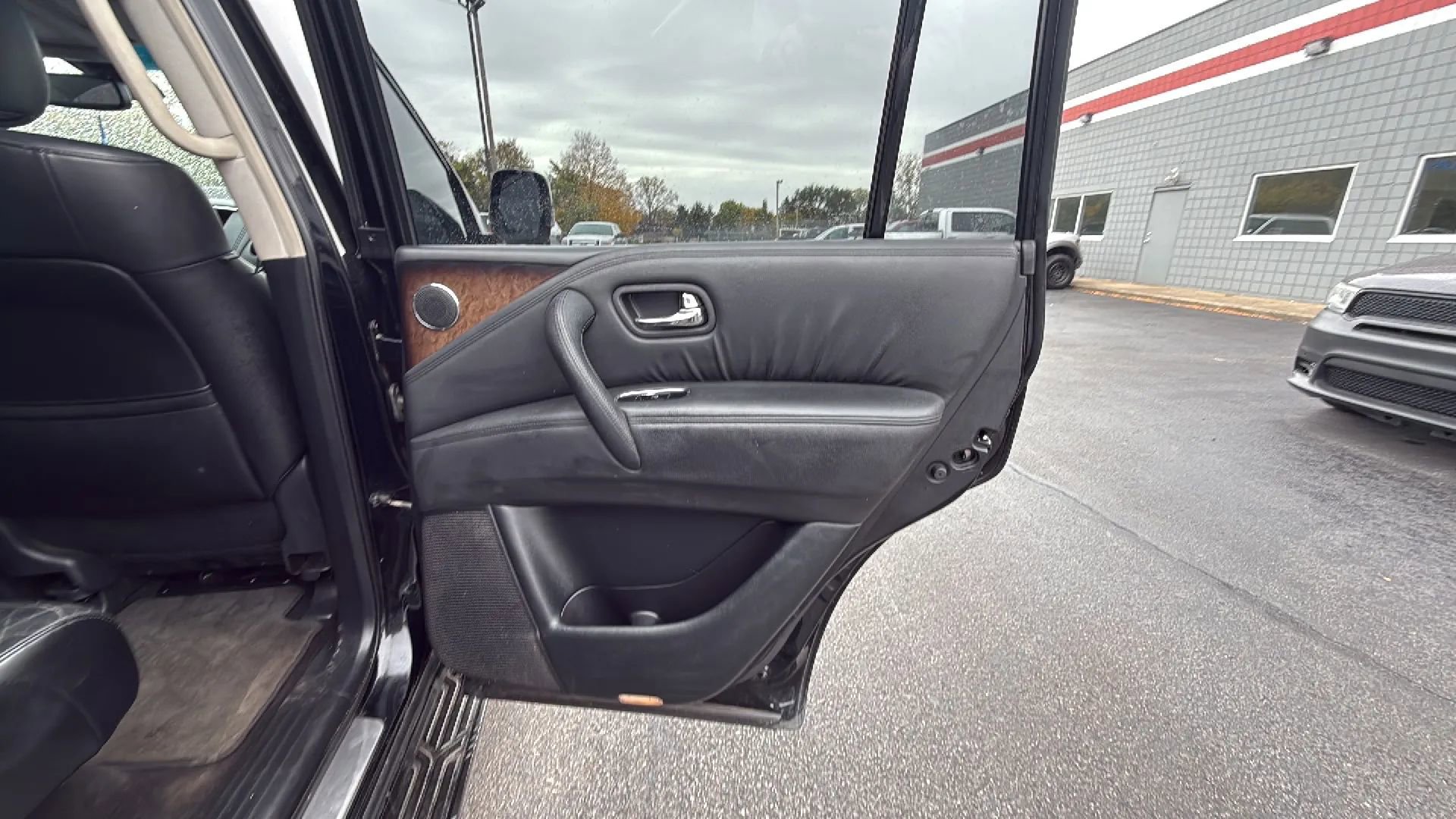 Used 2012 INFINITI QX56 4WD w/ Deluxe Touring Pkg image 15