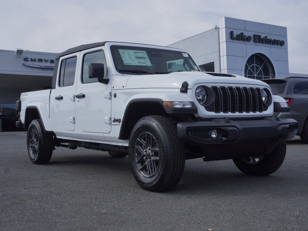 New 2025 Jeep Gladiator Sport S image 2