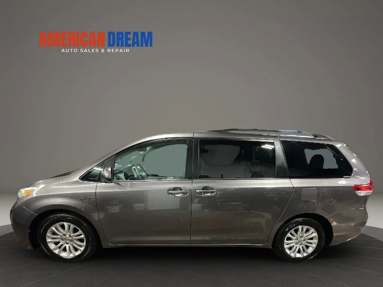 Used 2014 Toyota Sienna XLE FWD image 2