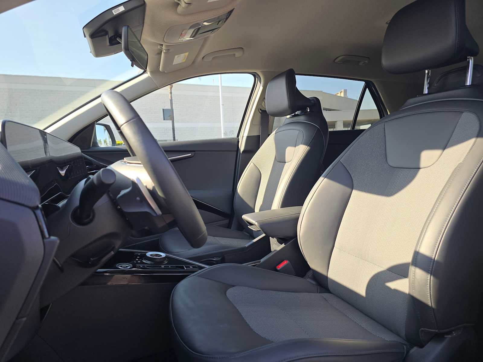 Used 2023 Kia Niro EX image 23