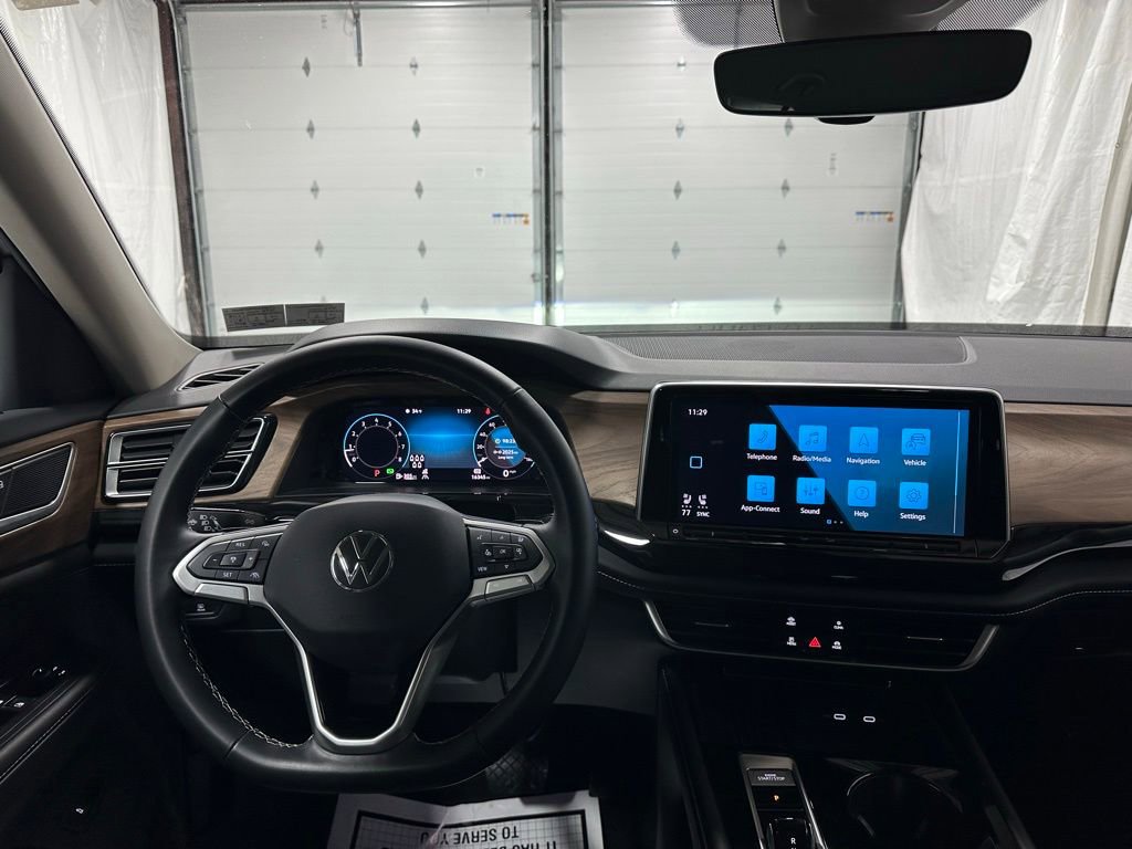 Used 2025 Volkswagen Atlas SE AWD/4WD image 16