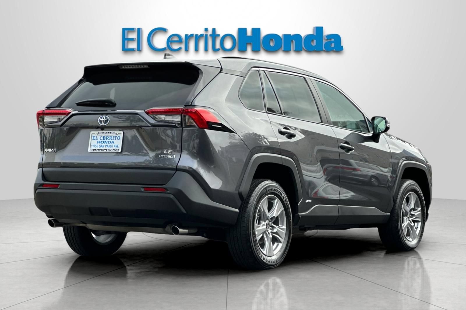 Used 2024 Toyota RAV4 LE AWD/4WD image 3