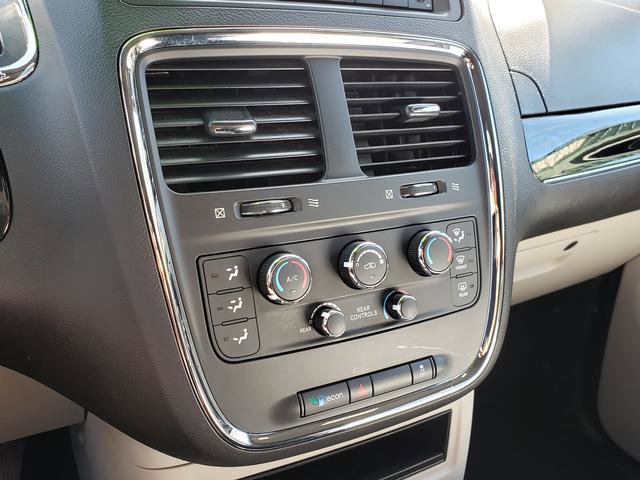 Used 2016 Dodge Grand Caravan SE image 21