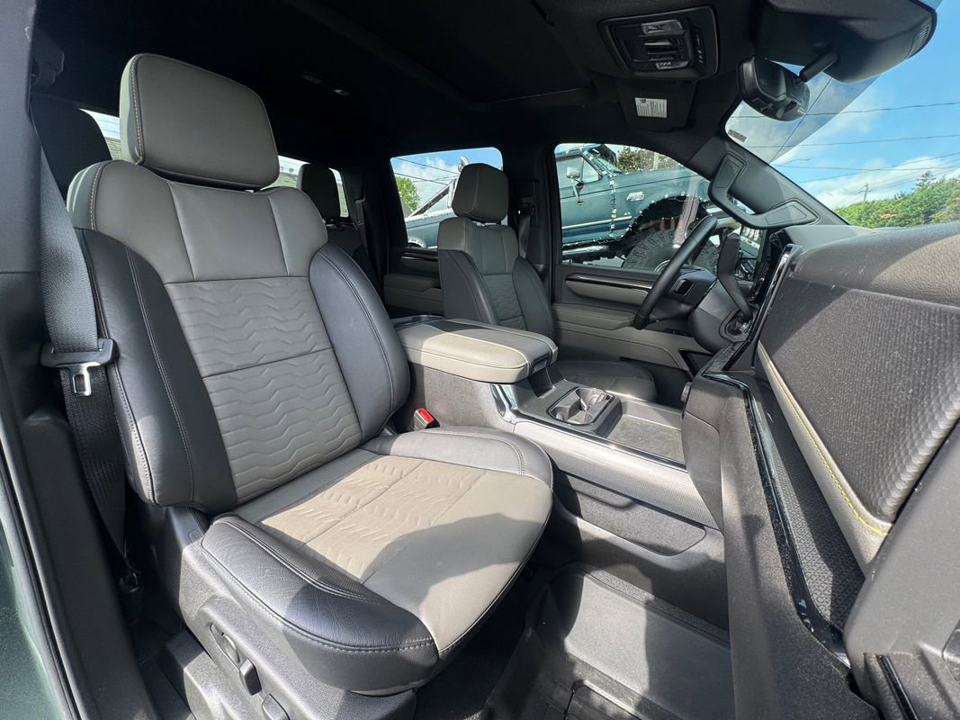 Used 2025 Chevrolet Silverado 2500 ZR2 w/ Technology Package image 5