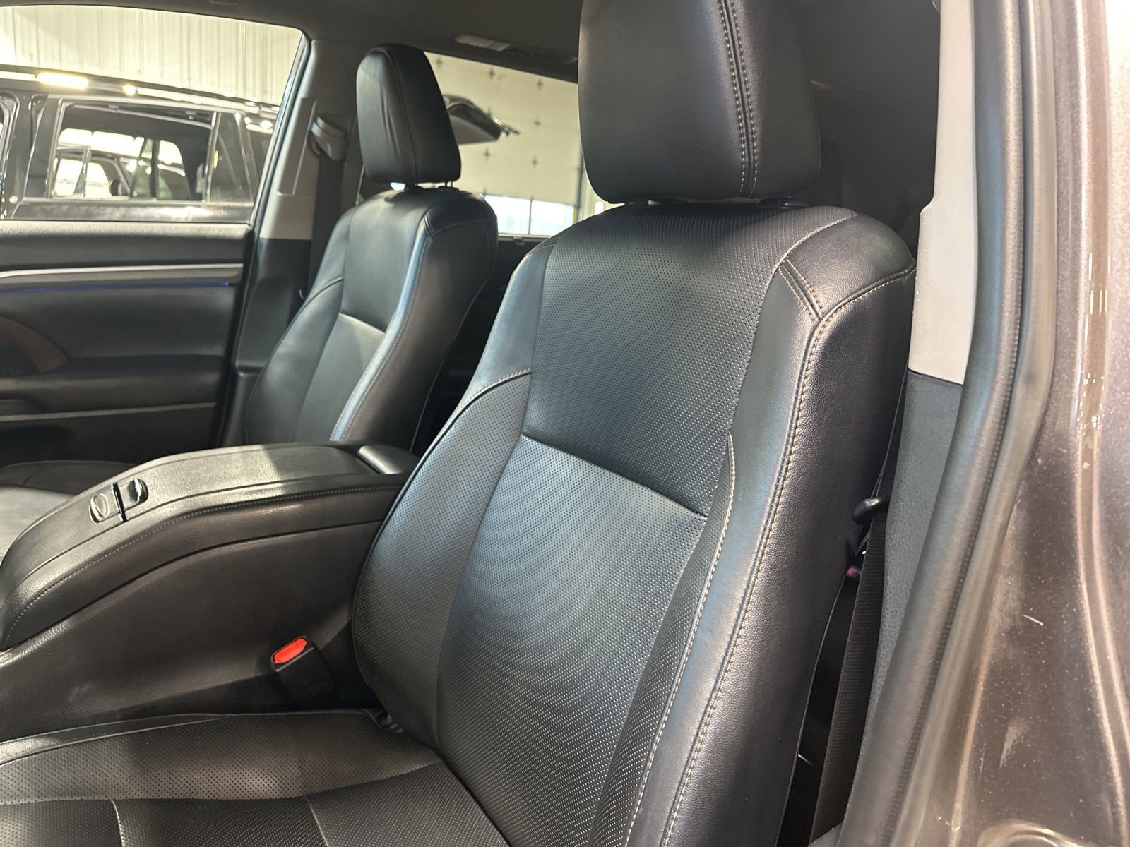 Used 2019 Toyota Highlander Limited w/ Protection Package #3 AWD/4WD image 14