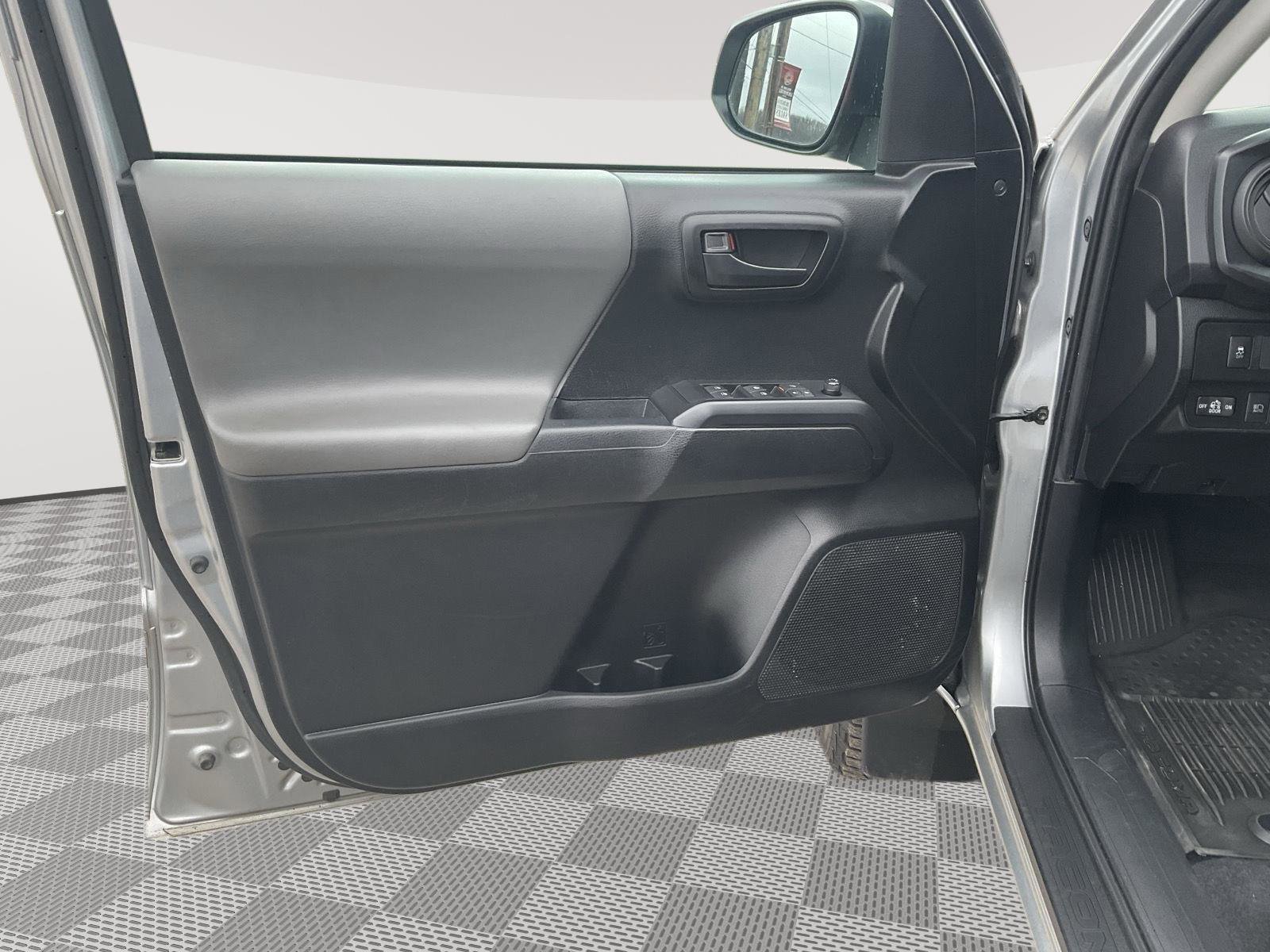 Used 2022 Toyota Tacoma SR image 11