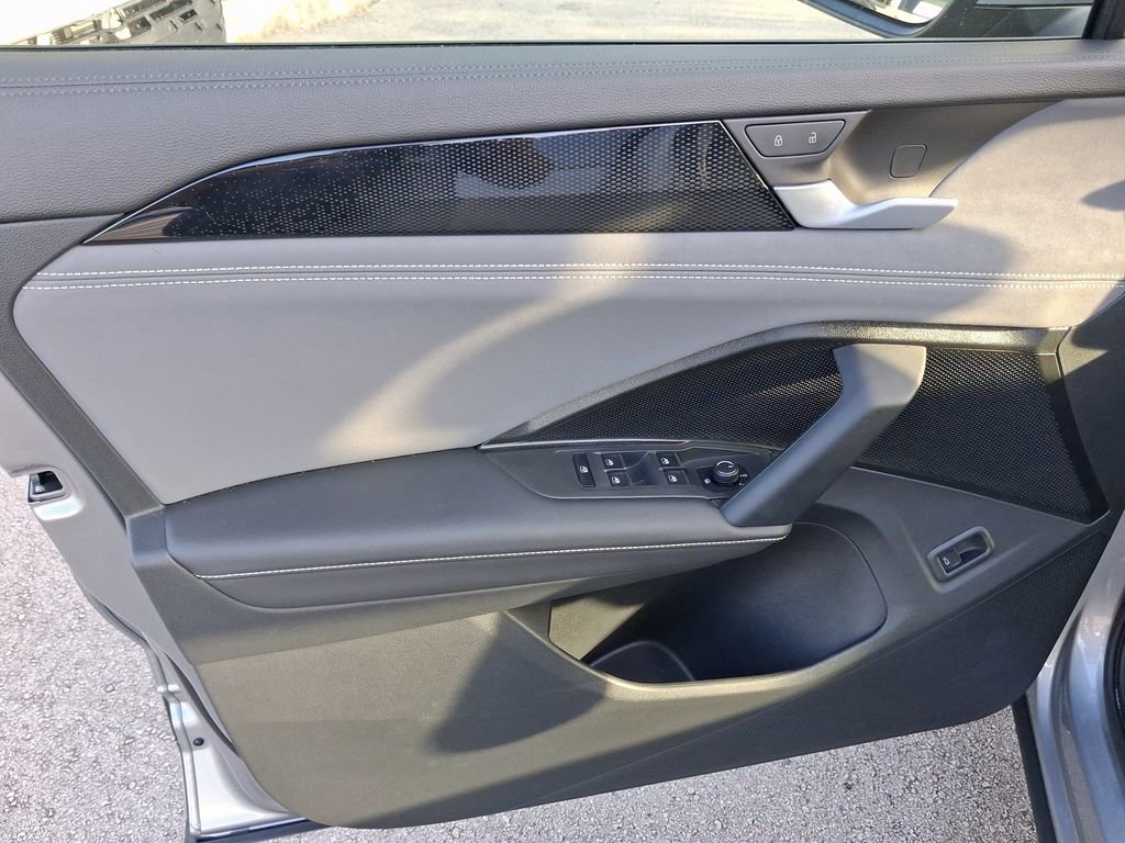 Certified 2025 Volkswagen Tiguan SE image 15