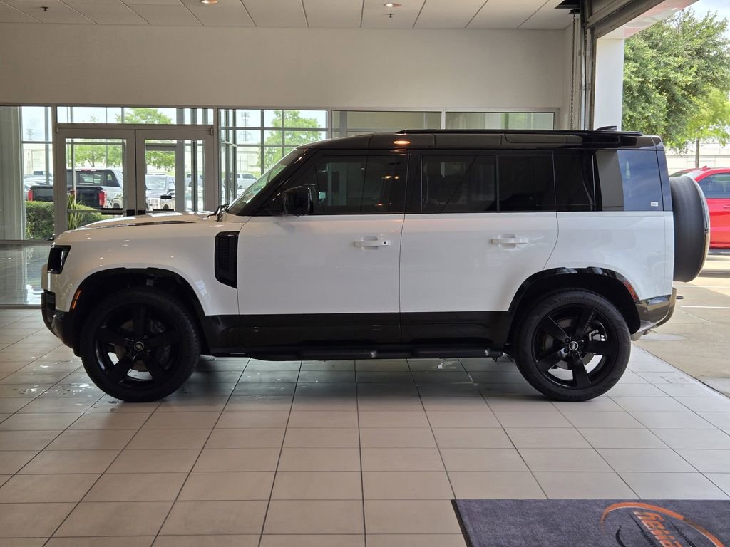 Used 2025 Land Rover Defender 110 X-Dynamic SE AWD/4WD image 4