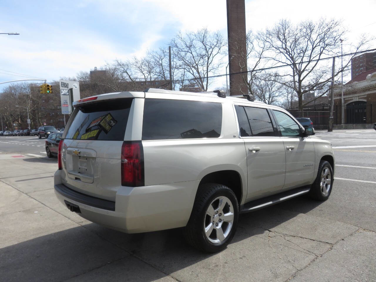 Used 2016 Chevrolet Suburban LT image 4