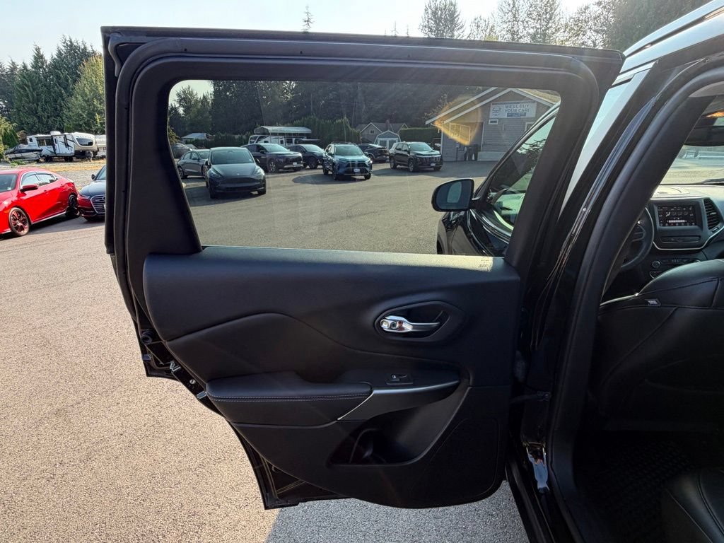 Used 2019 Jeep Cherokee Latitude Plus AWD/4WD image 22