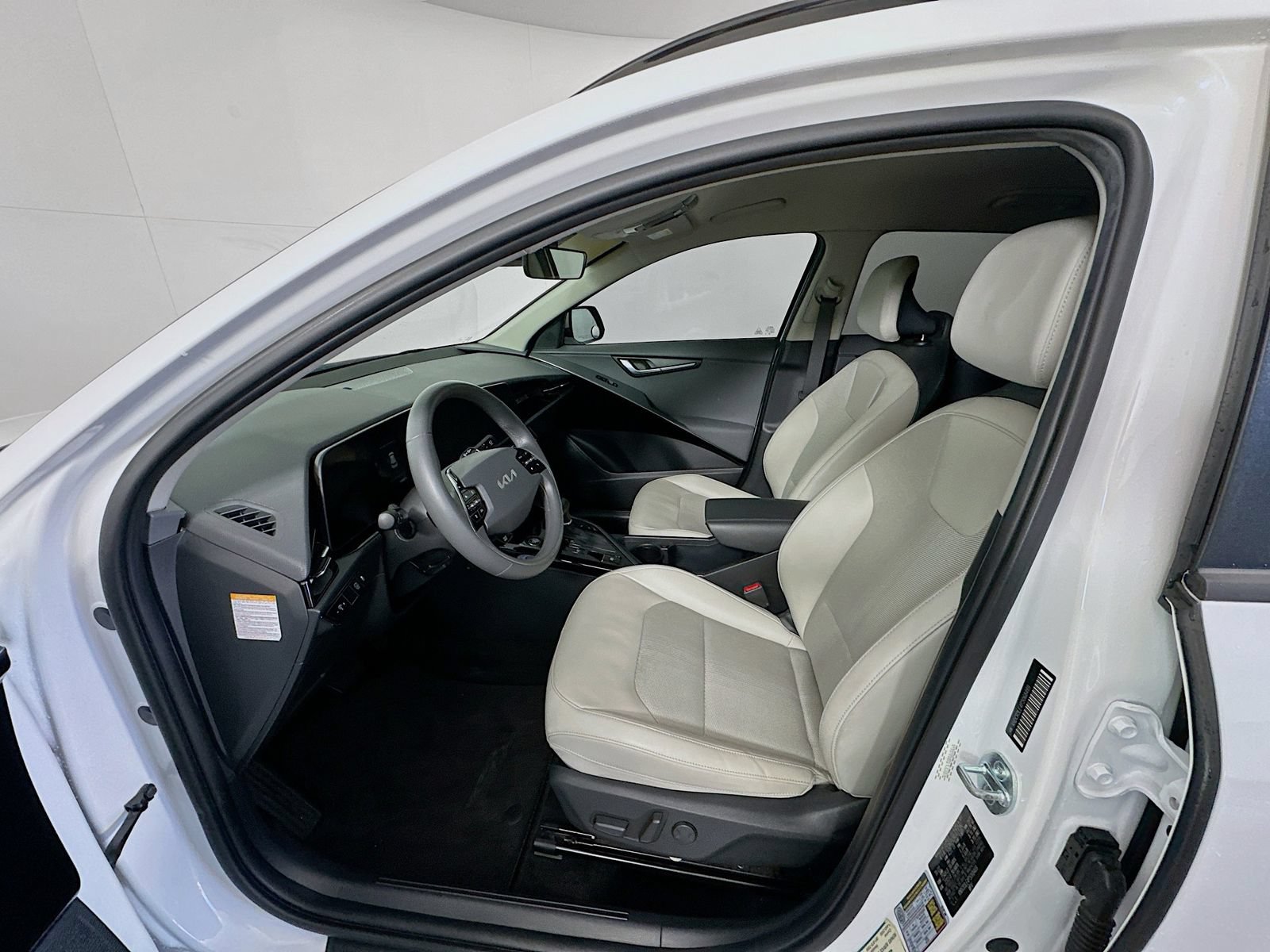 Used 2023 Kia Niro EX FWD image 21