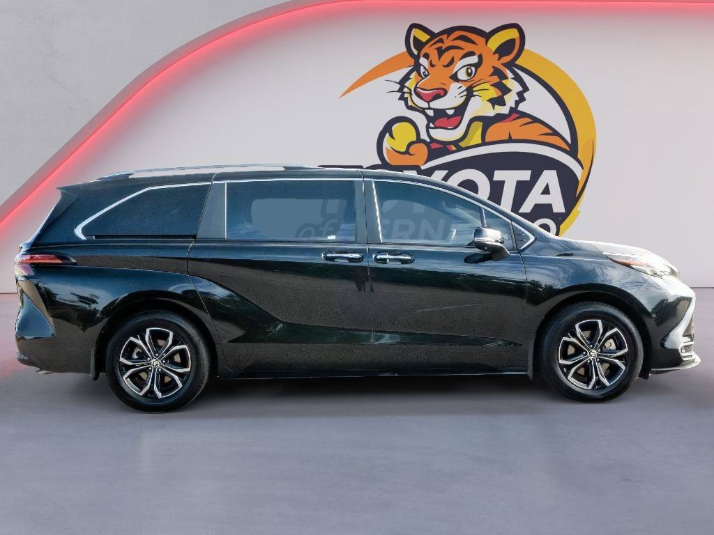 Used 2025 Toyota Sienna Platinum AWD/4WD image 4