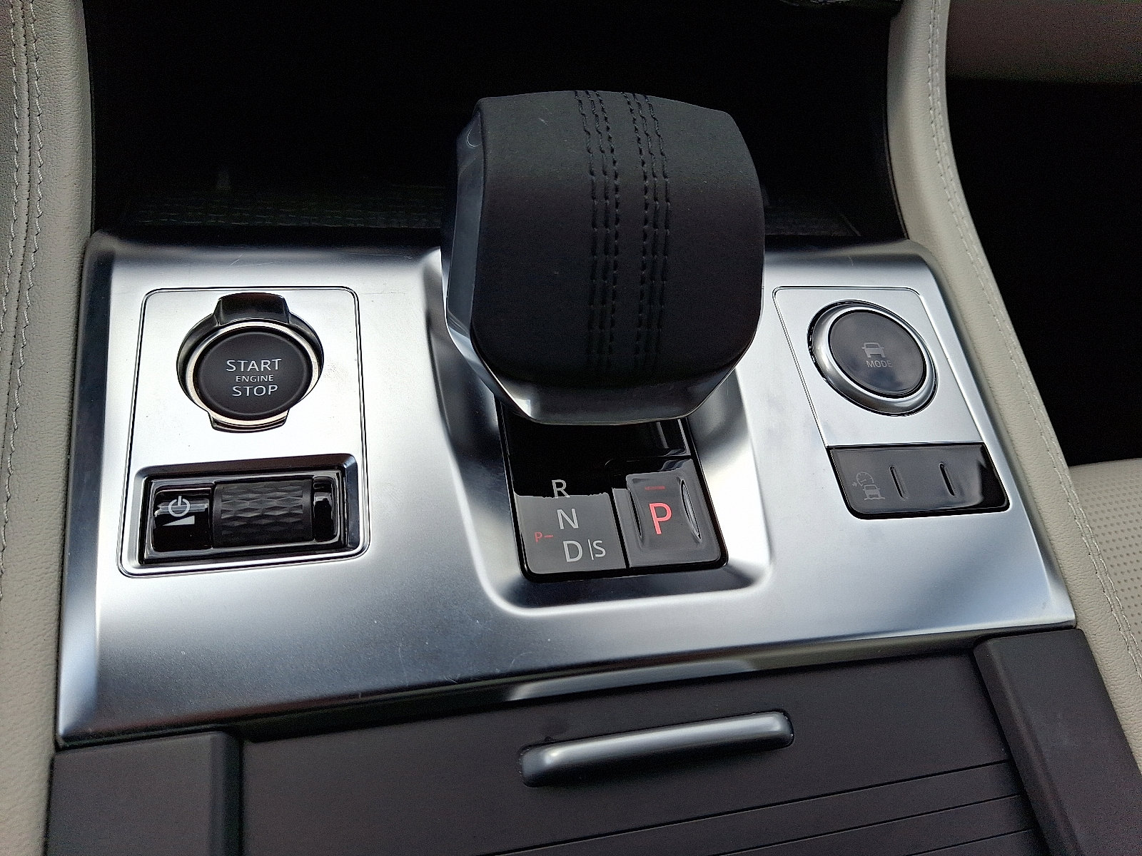 Certified 2025 Jaguar F-PACE R-Dynamic S image 15