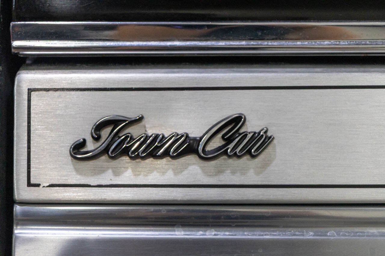 Used 1988 Lincoln Town Car Signature RWD image 27
