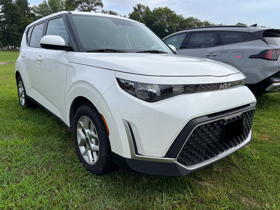Used 2025 Kia Soul LX w/ LX Technology Package FWD image 8