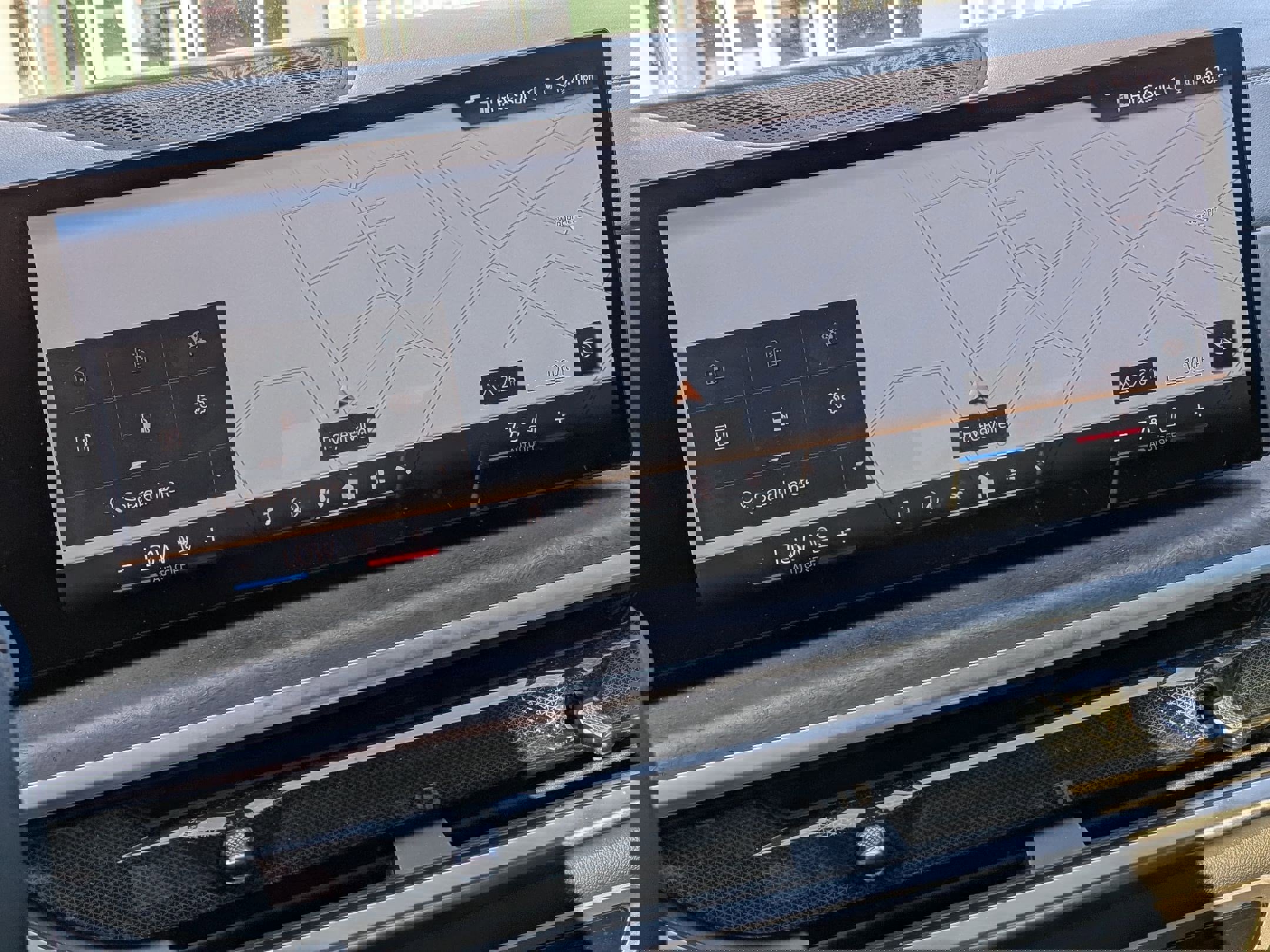 Used 2025 BMW X7 xDrive40i w/ Premium Package image 23