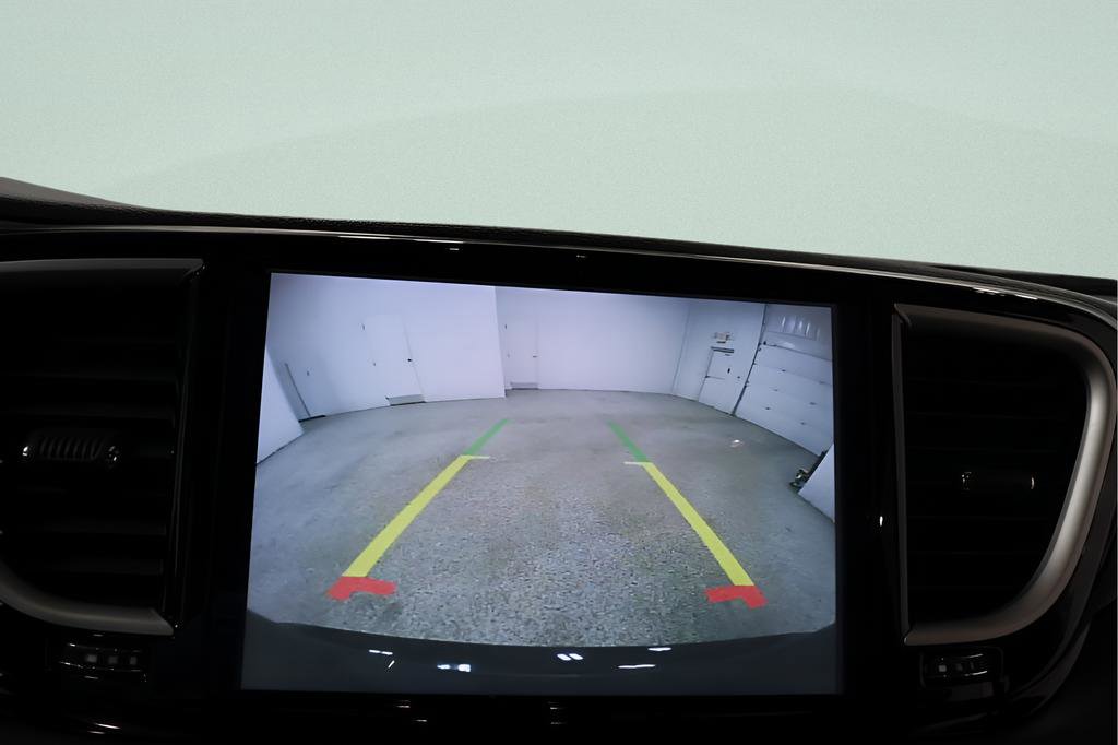 Used 2025 Chrysler Pacifica Select image 14