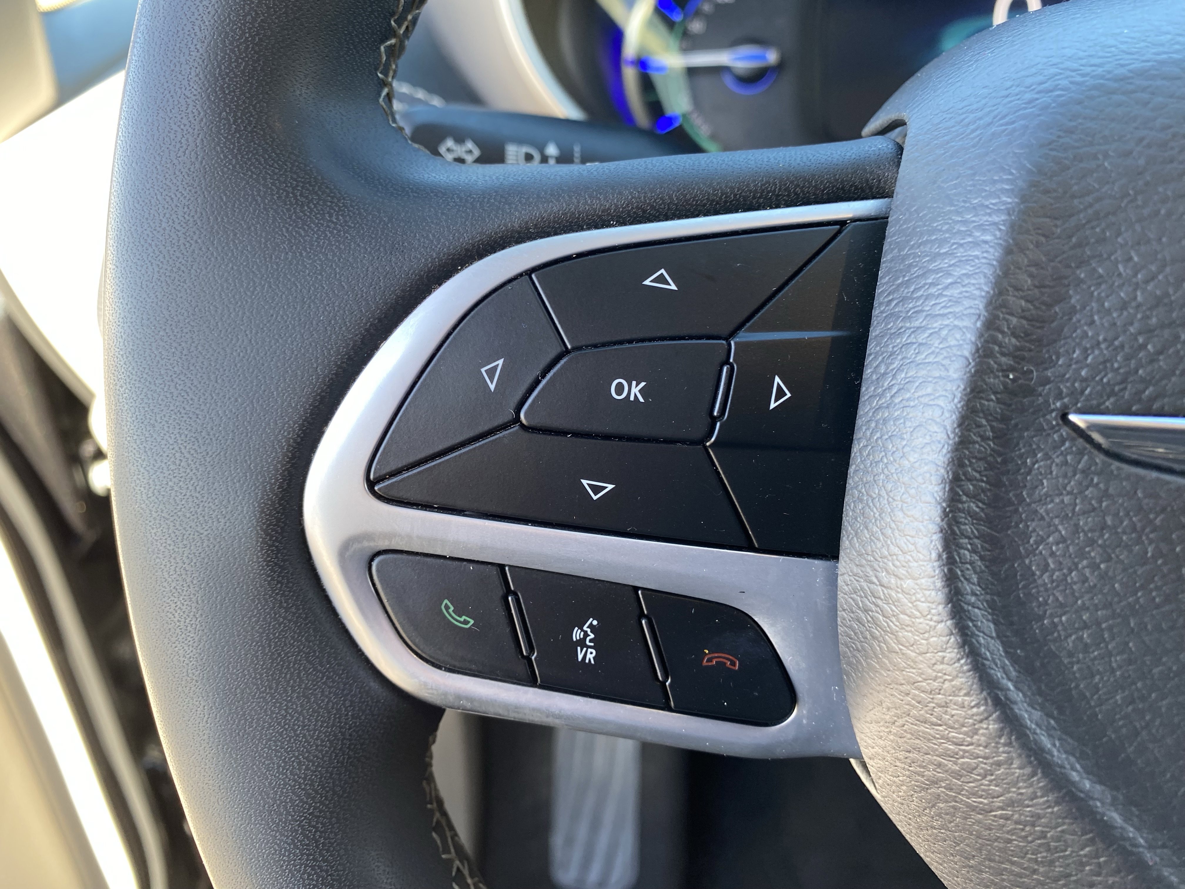 Used 2023 Chrysler Pacifica Touring-L image 28