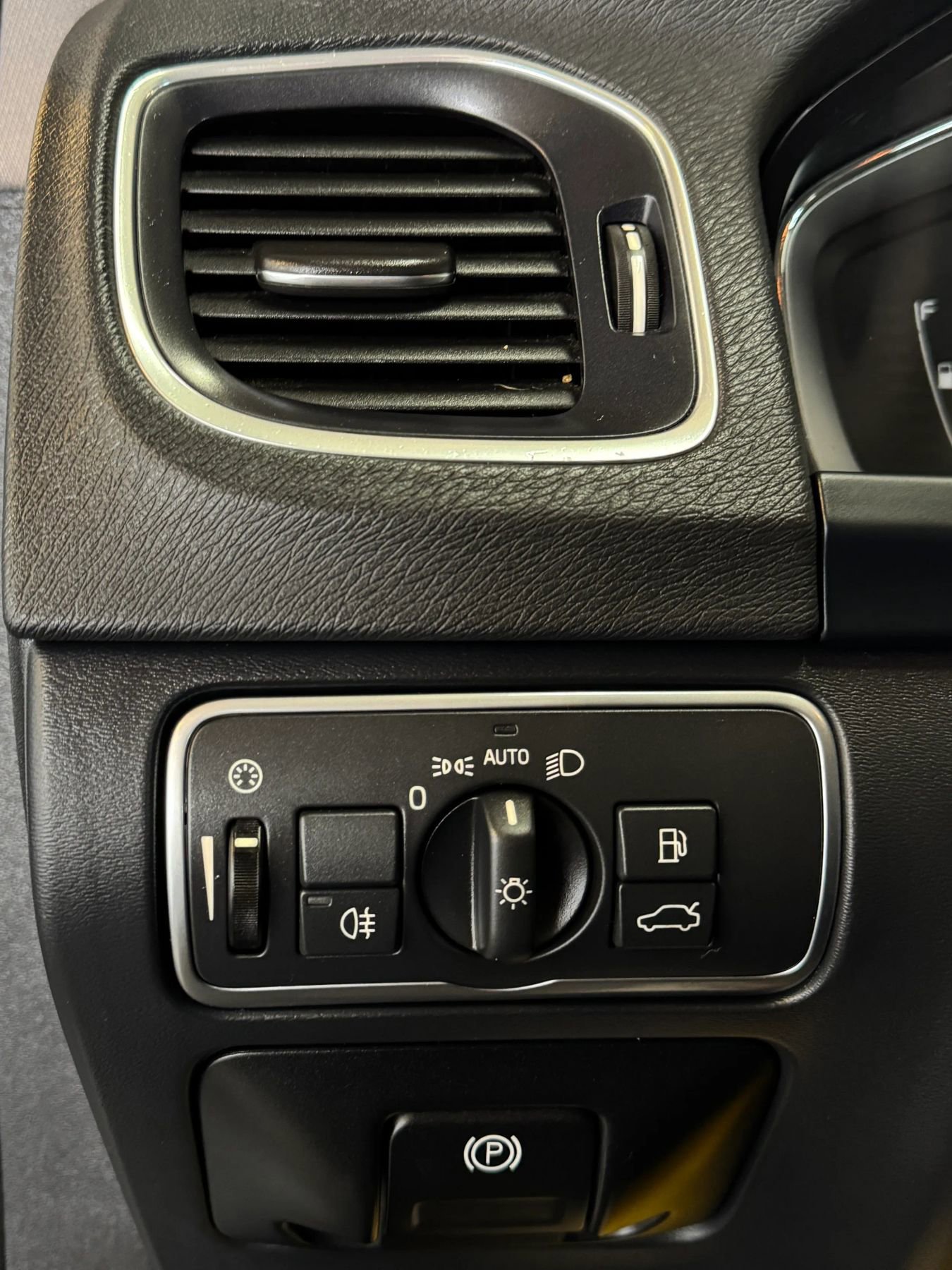 Used 2016 Volvo V60 T5 Premier w/ Convenience Package image 15