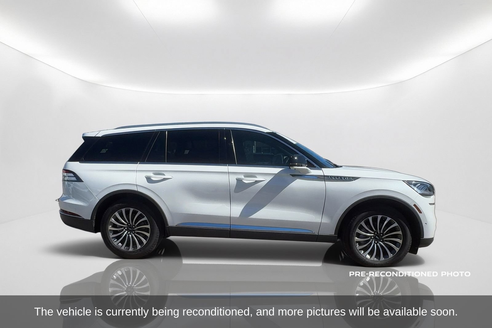 Used 2024 Lincoln Aviator Reserve w/ Equipment Group 201A RWD image 4