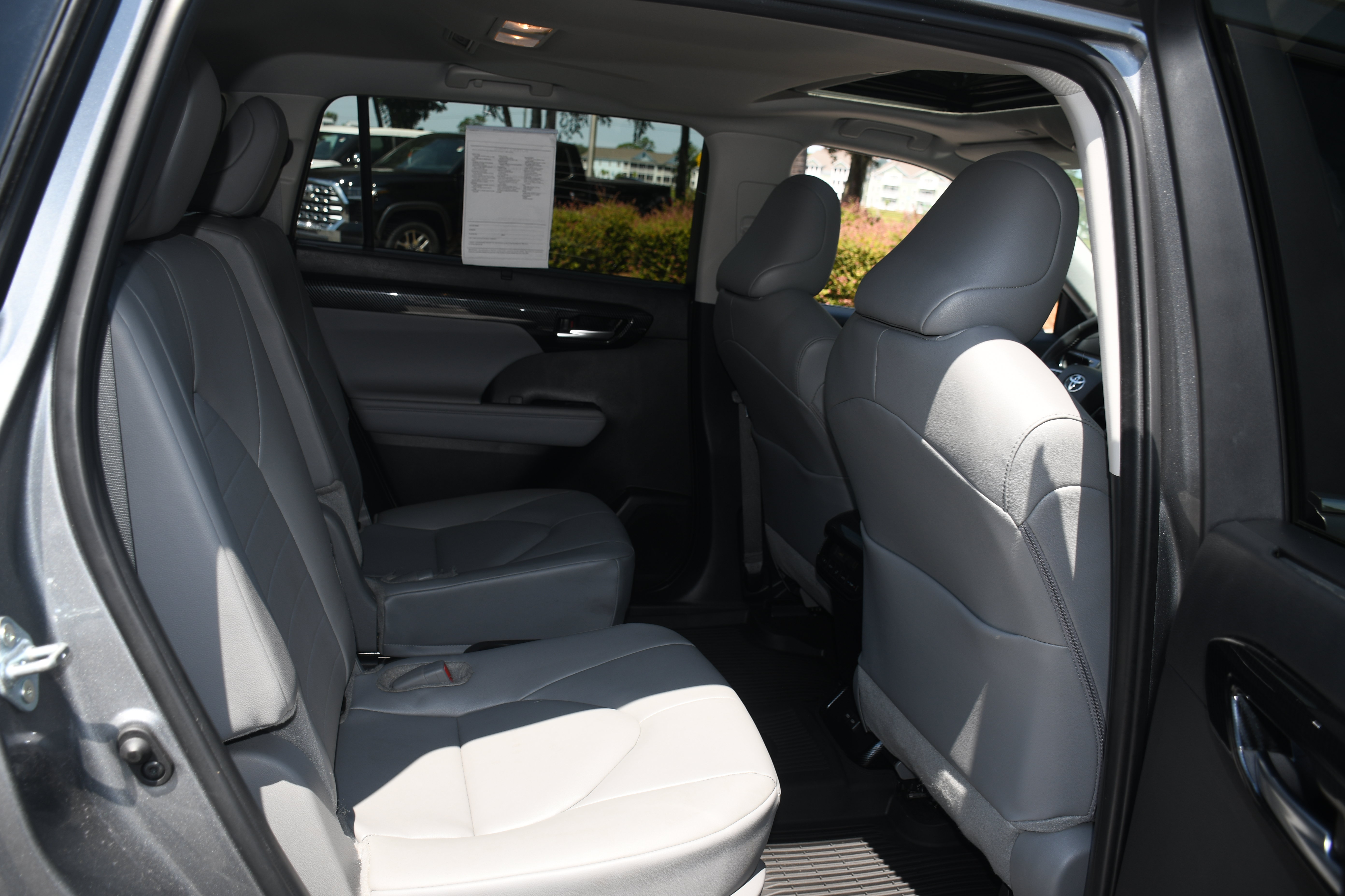 Used 2025 Toyota Highlander XLE AWD/4WD image 19