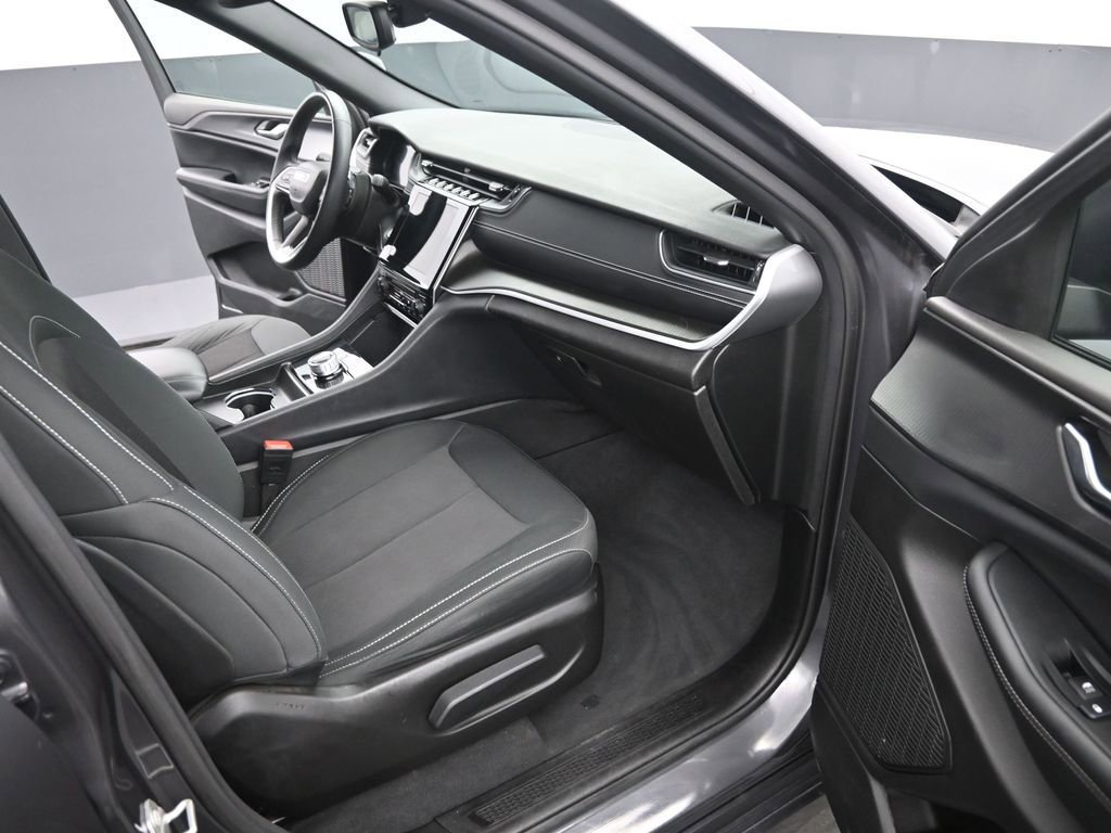 Used 2024 Jeep Grand Cherokee Laredo image 17