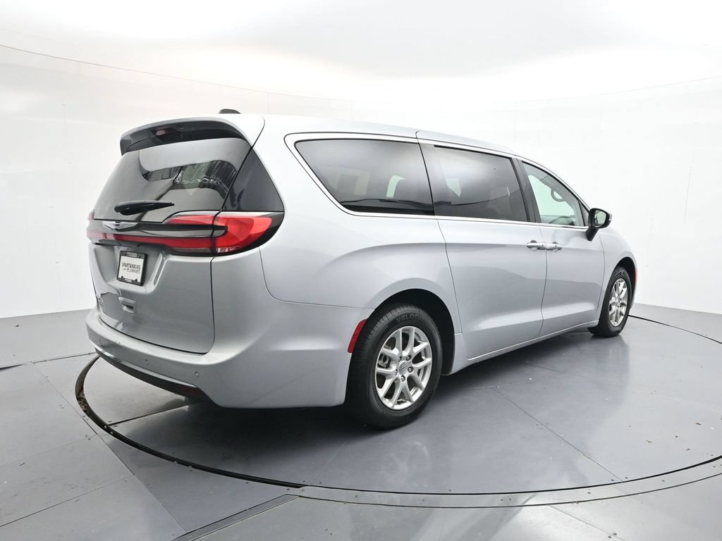 Used 2023 Chrysler Pacifica Touring-L FWD image 7