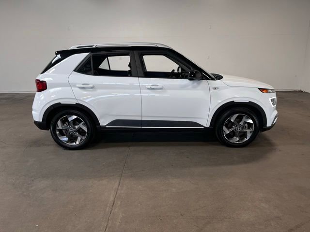 Used 2022 Hyundai Venue Limited FWD image 2