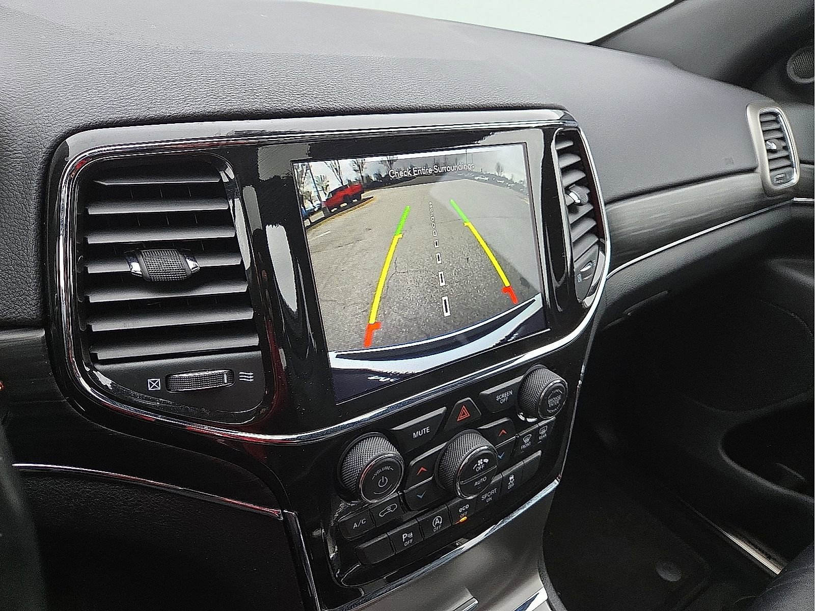 Used 2022 Jeep Grand Cherokee Limited w/ Tech Group AWD/4WD image 17