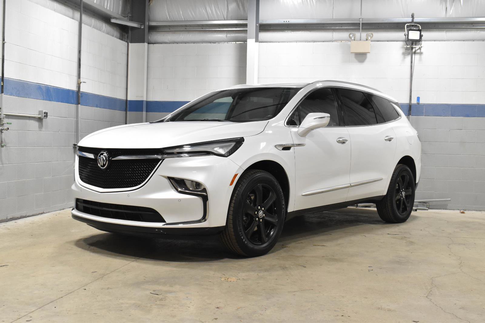 Used 2024 Buick Enclave Essence w/ Sport Touring Edition image 2