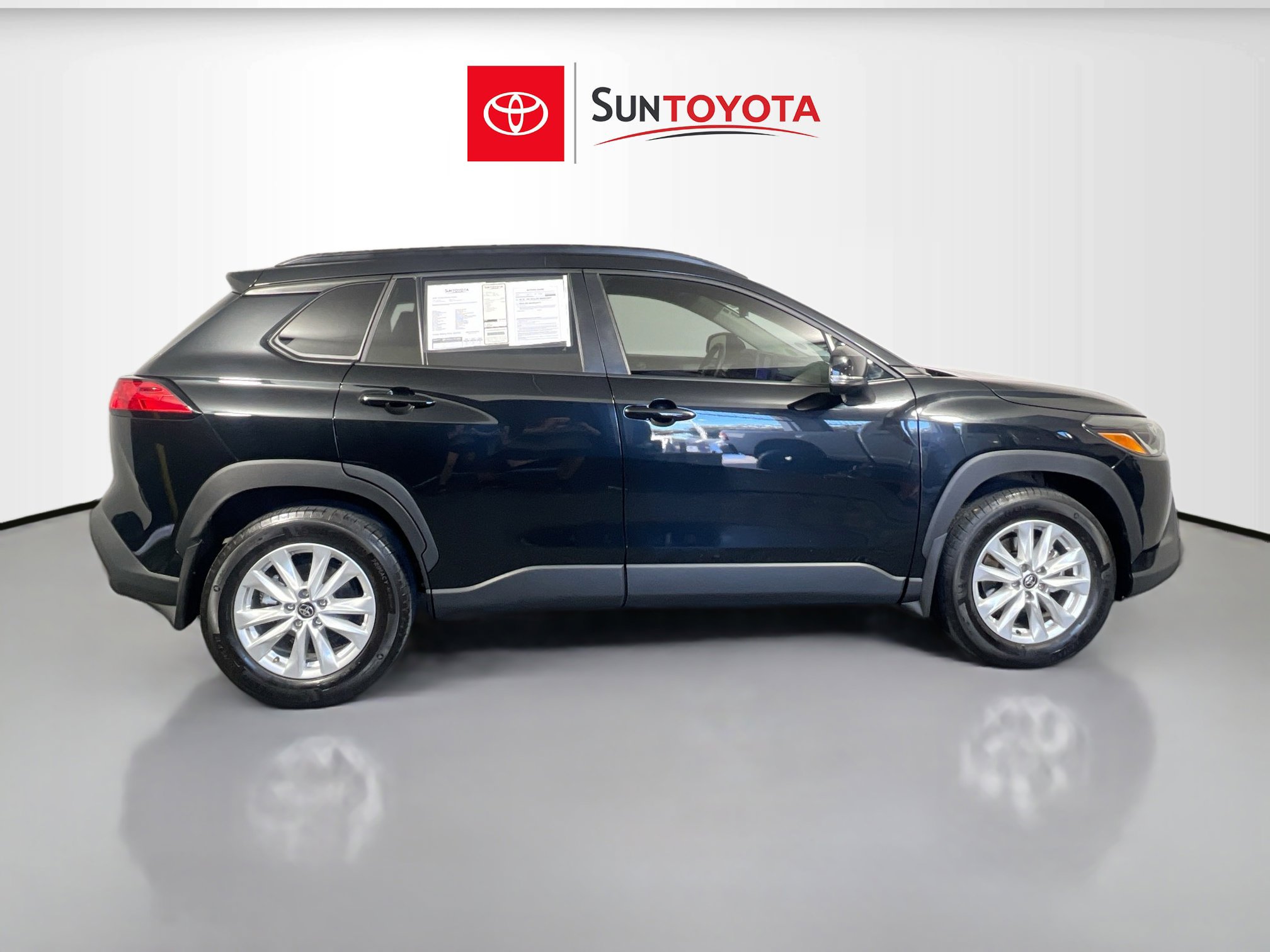 Used 2025 Toyota Corolla Cross LE image 2