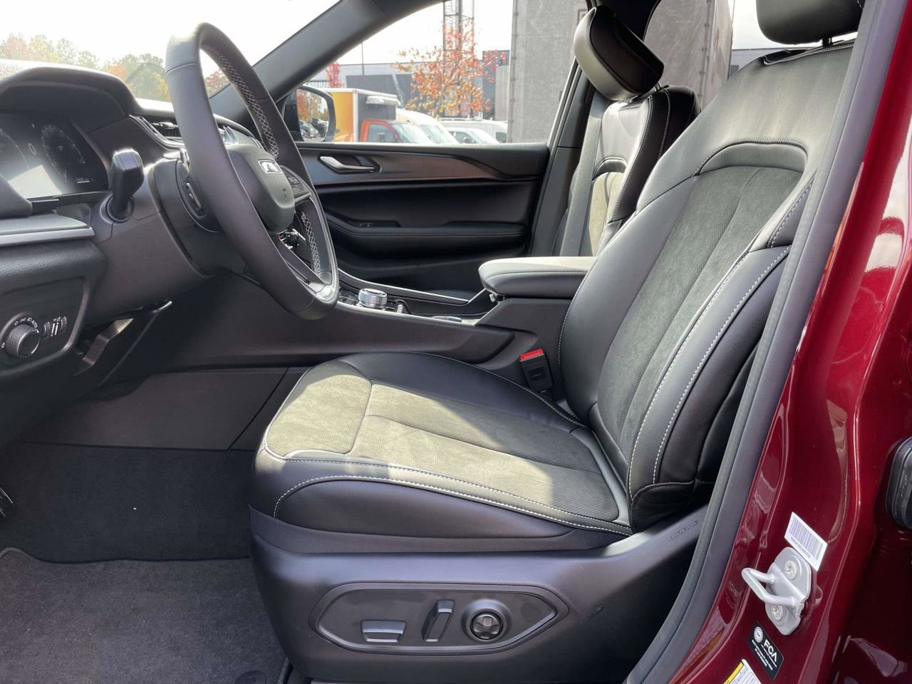 New 2025 Jeep Grand Cherokee L Altitude image 23