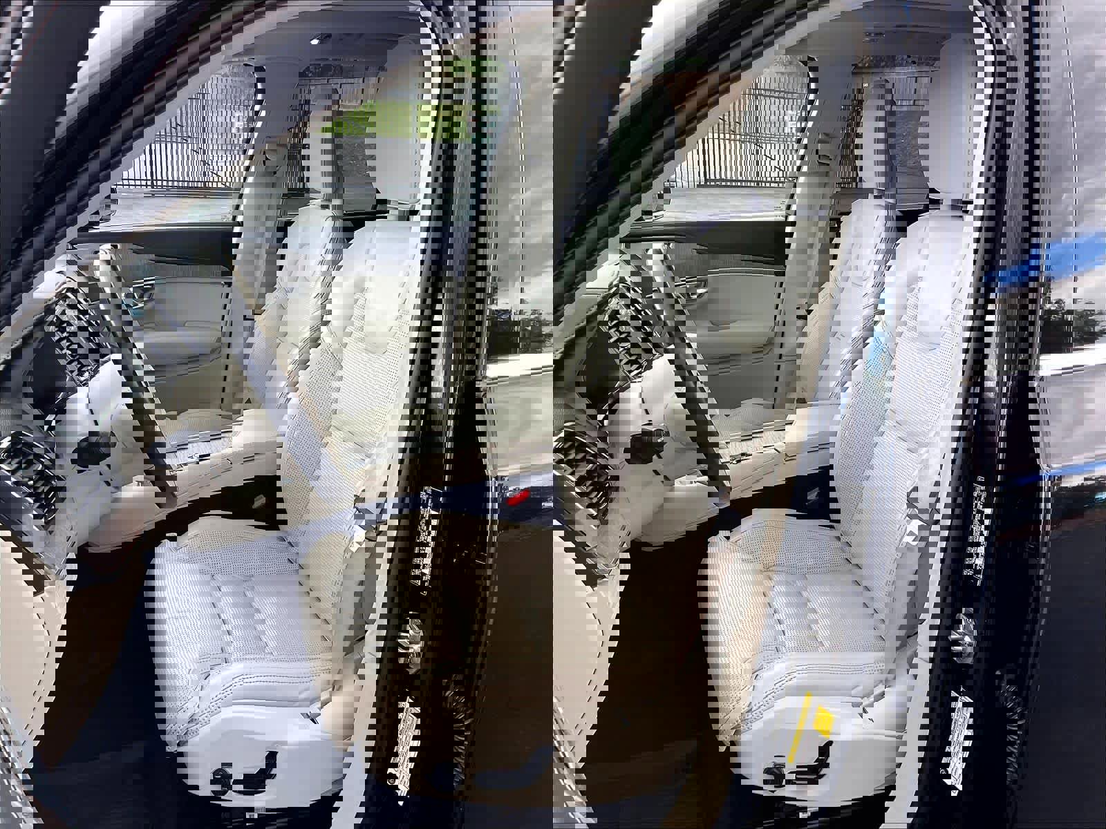 Used 2022 Volvo XC90 T8 Inscription image 28